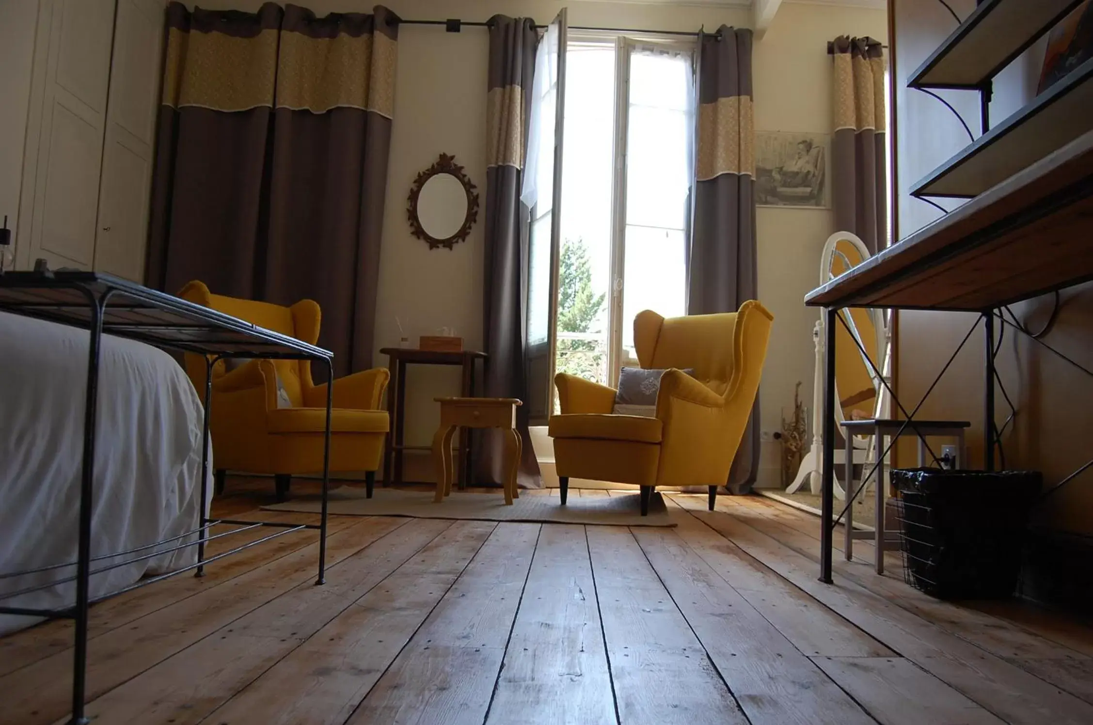 Bed, Seating Area in Madeleine Bergerac