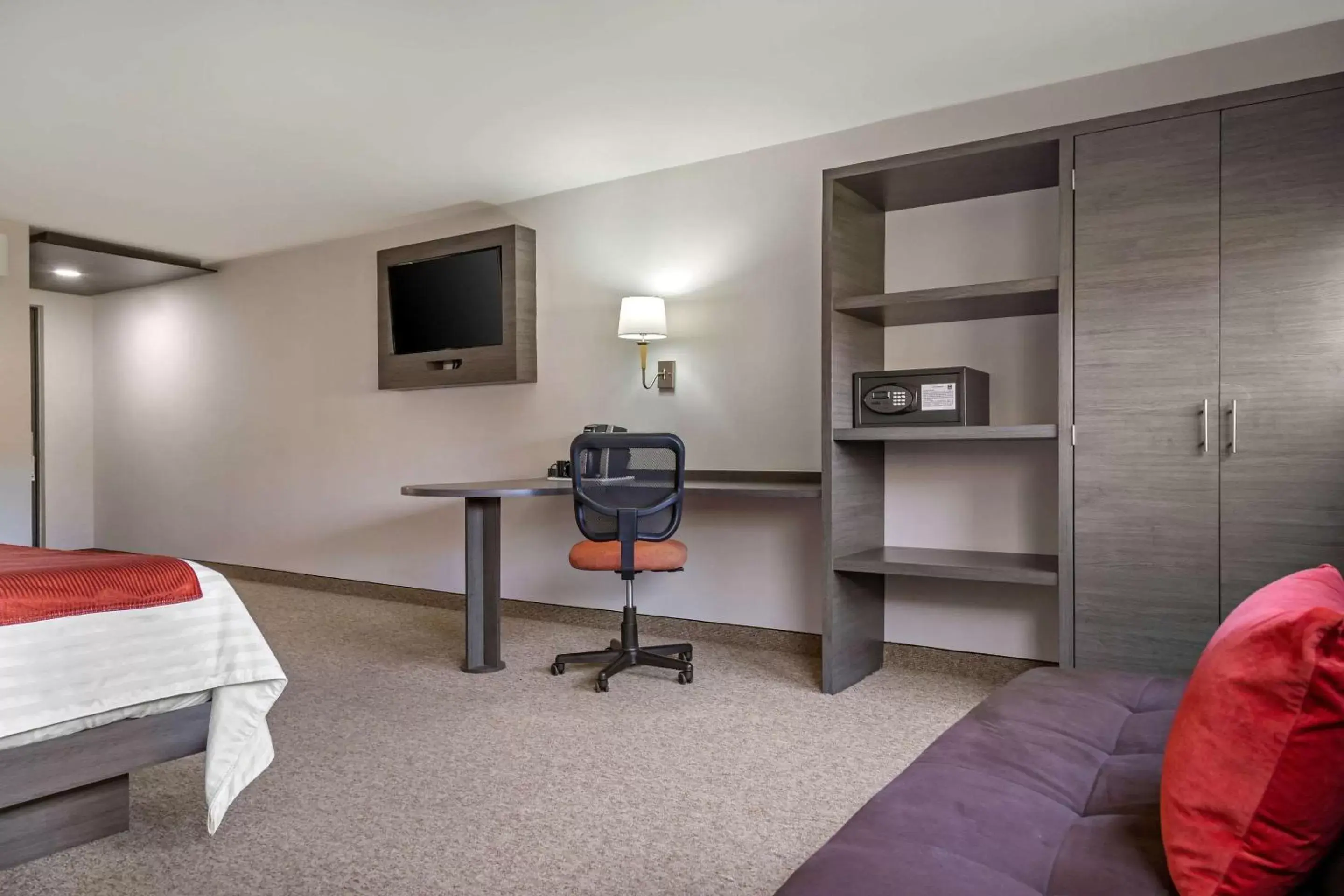 Photo of the whole room, TV/Entertainment Center in Comfort Inn Querétaro