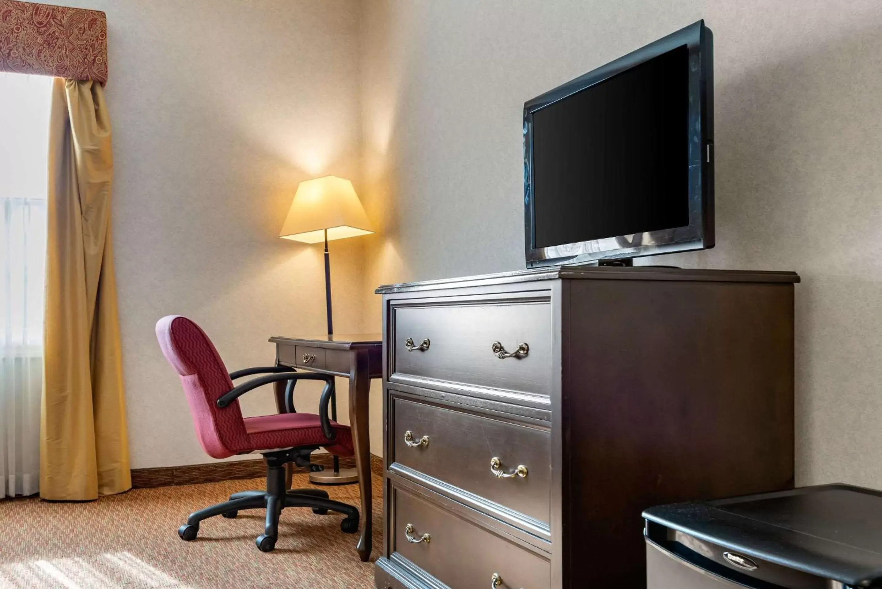 Photo of the whole room, TV/Entertainment Center in Quality Inn Sarnia