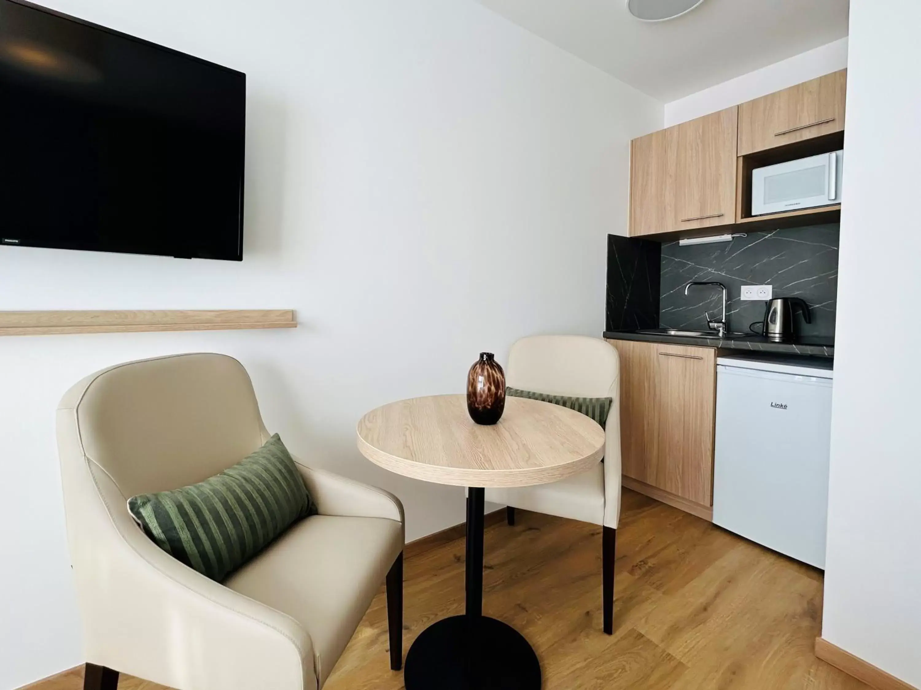 Kitchen or kitchenette, Seating Area in Residhome Quai d’Ivry