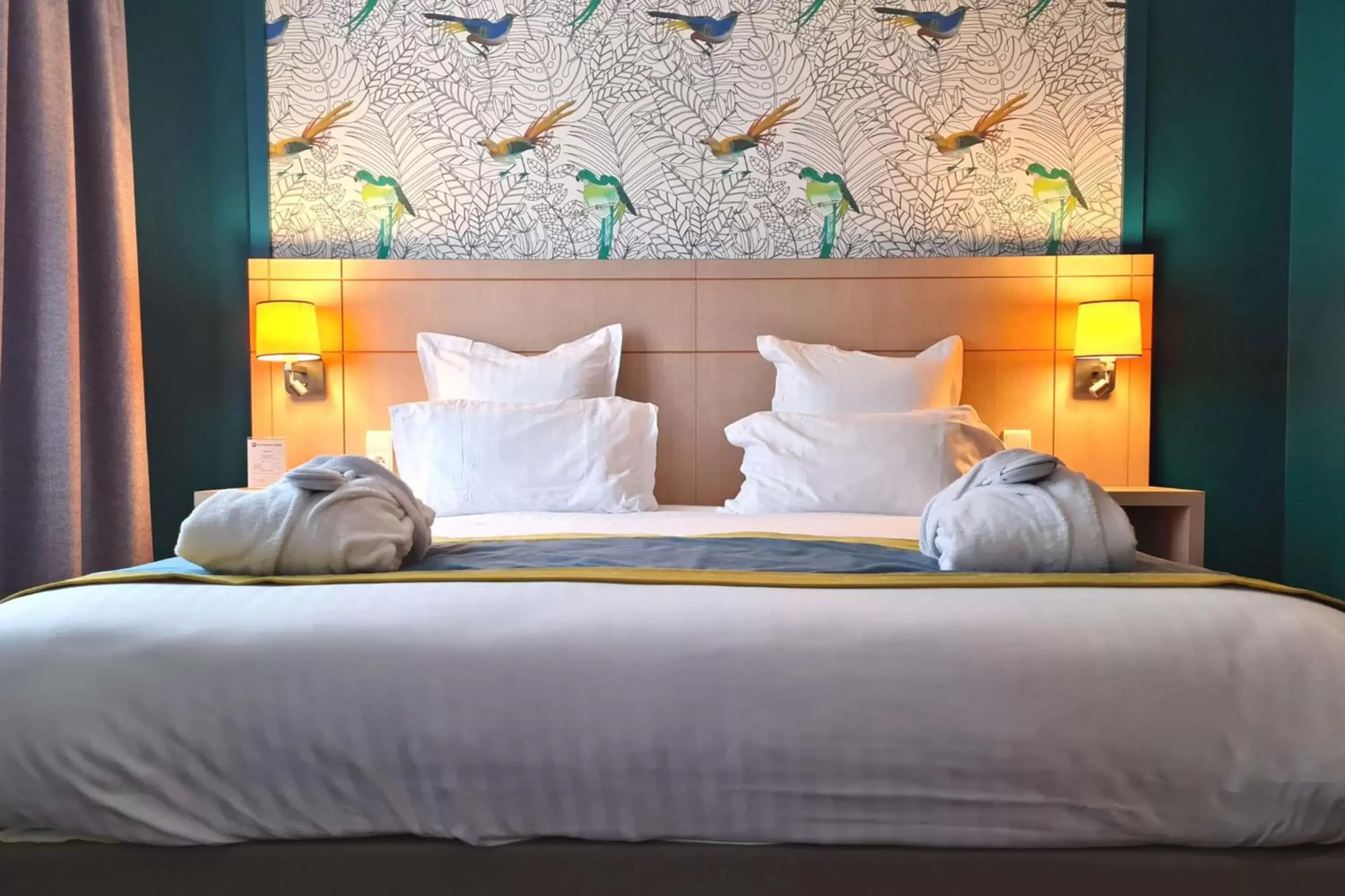 Bedroom, Bed in Best Western Plus Hôtel Vannes Centre Ville