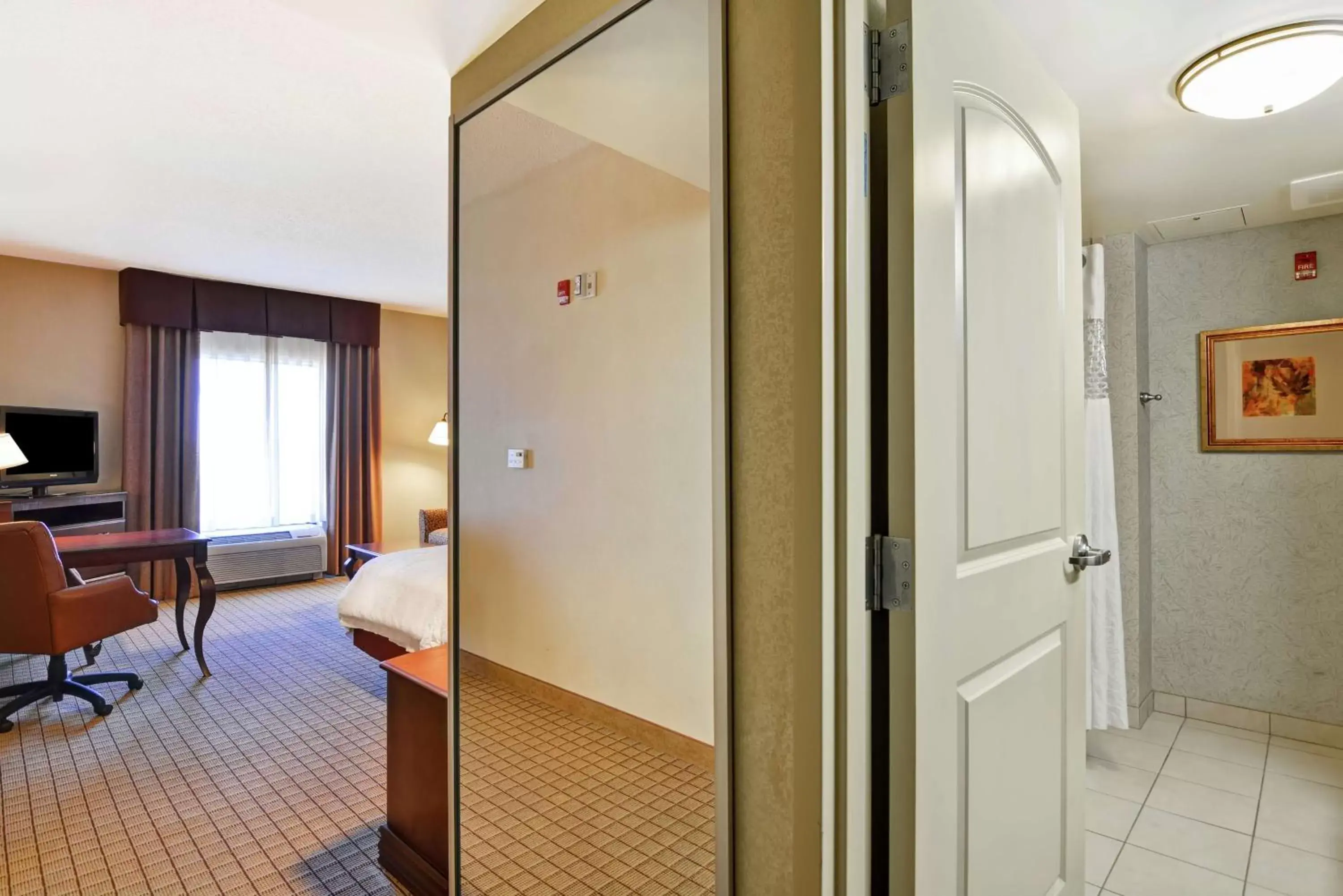 Bedroom, Bathroom in Hampton Inn and Suites Peoria at Grand Prairie