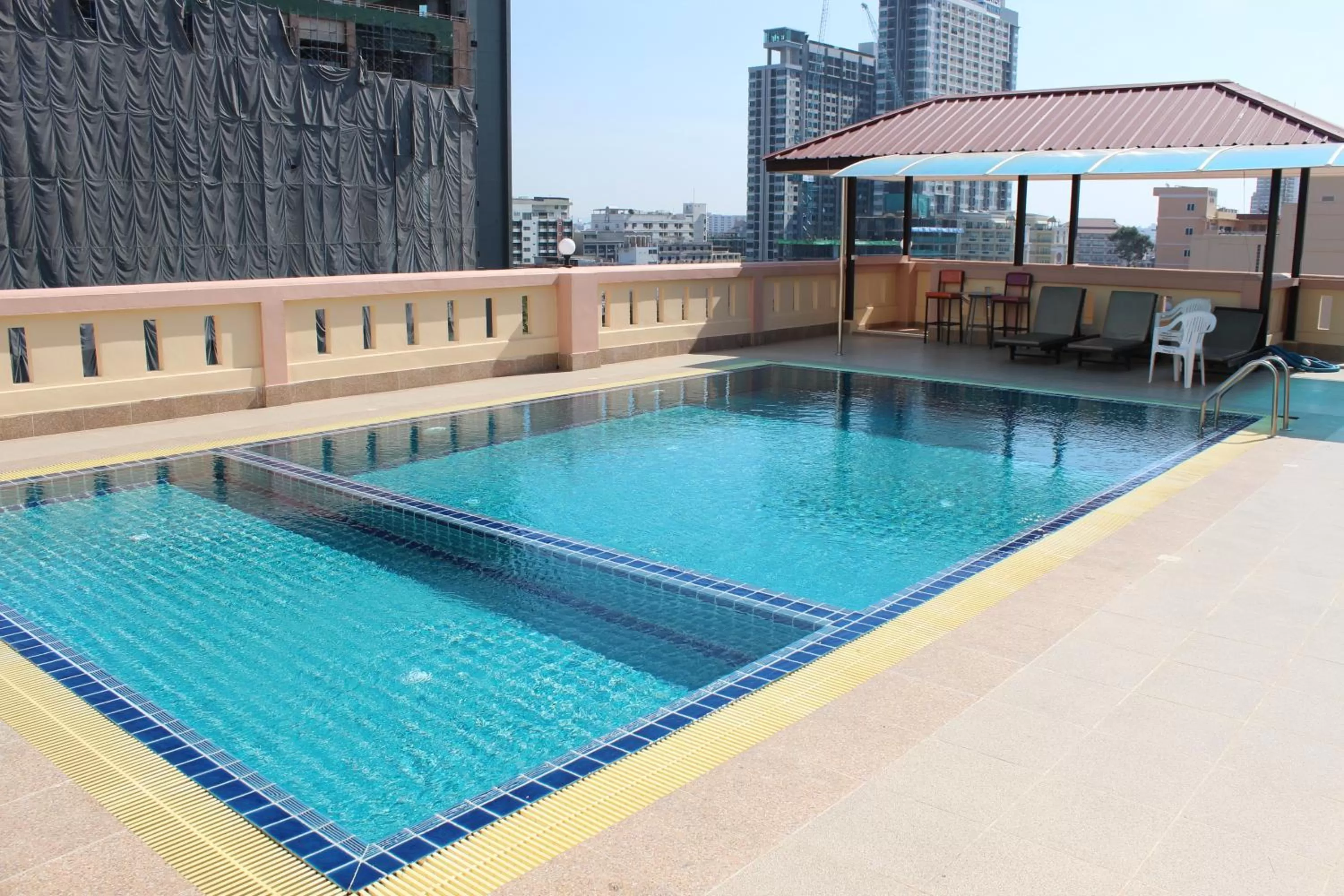Swimming pool in A.A. Pattaya Golden Beach Hotel