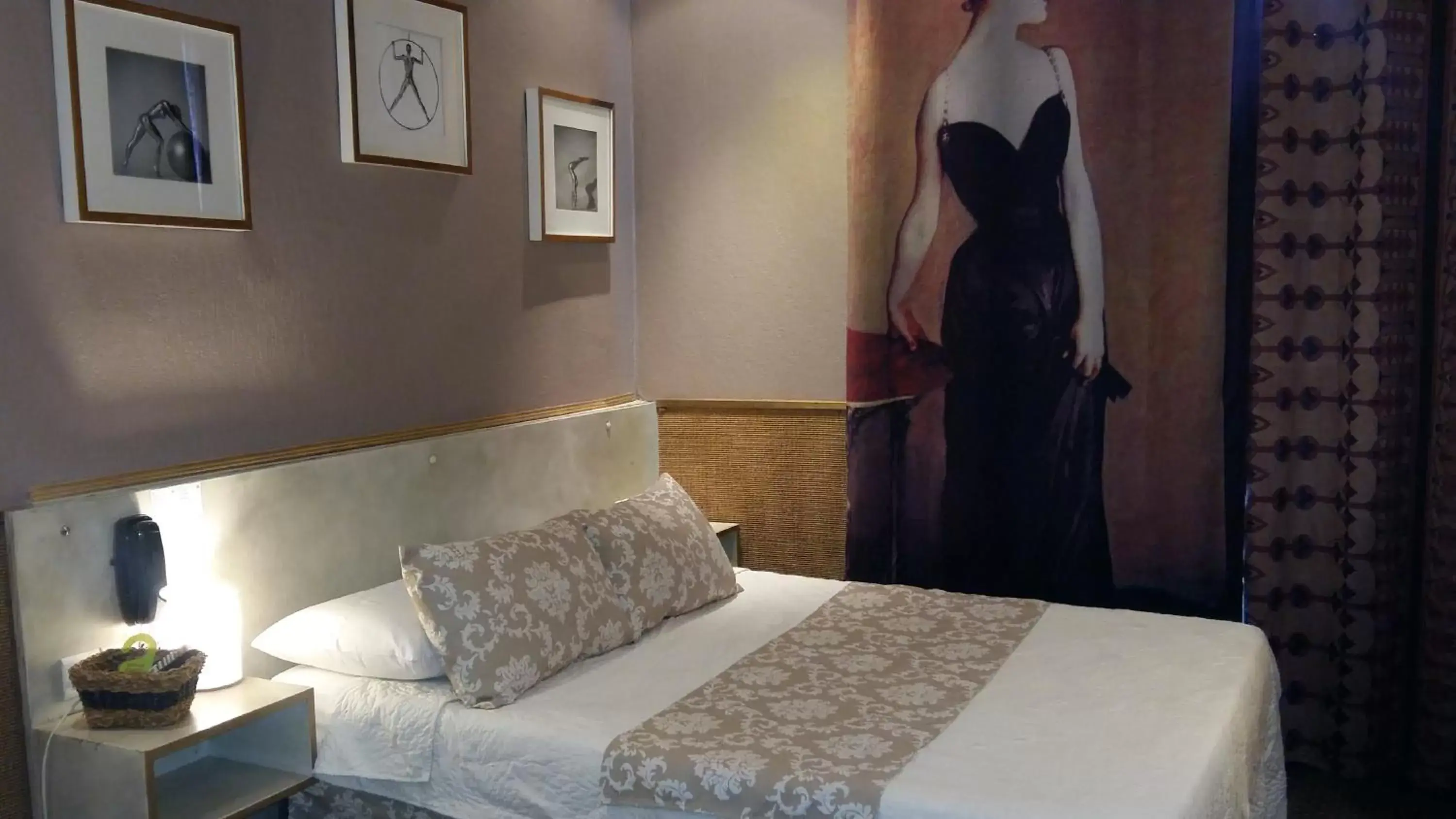 Bed in Hotel Mignon