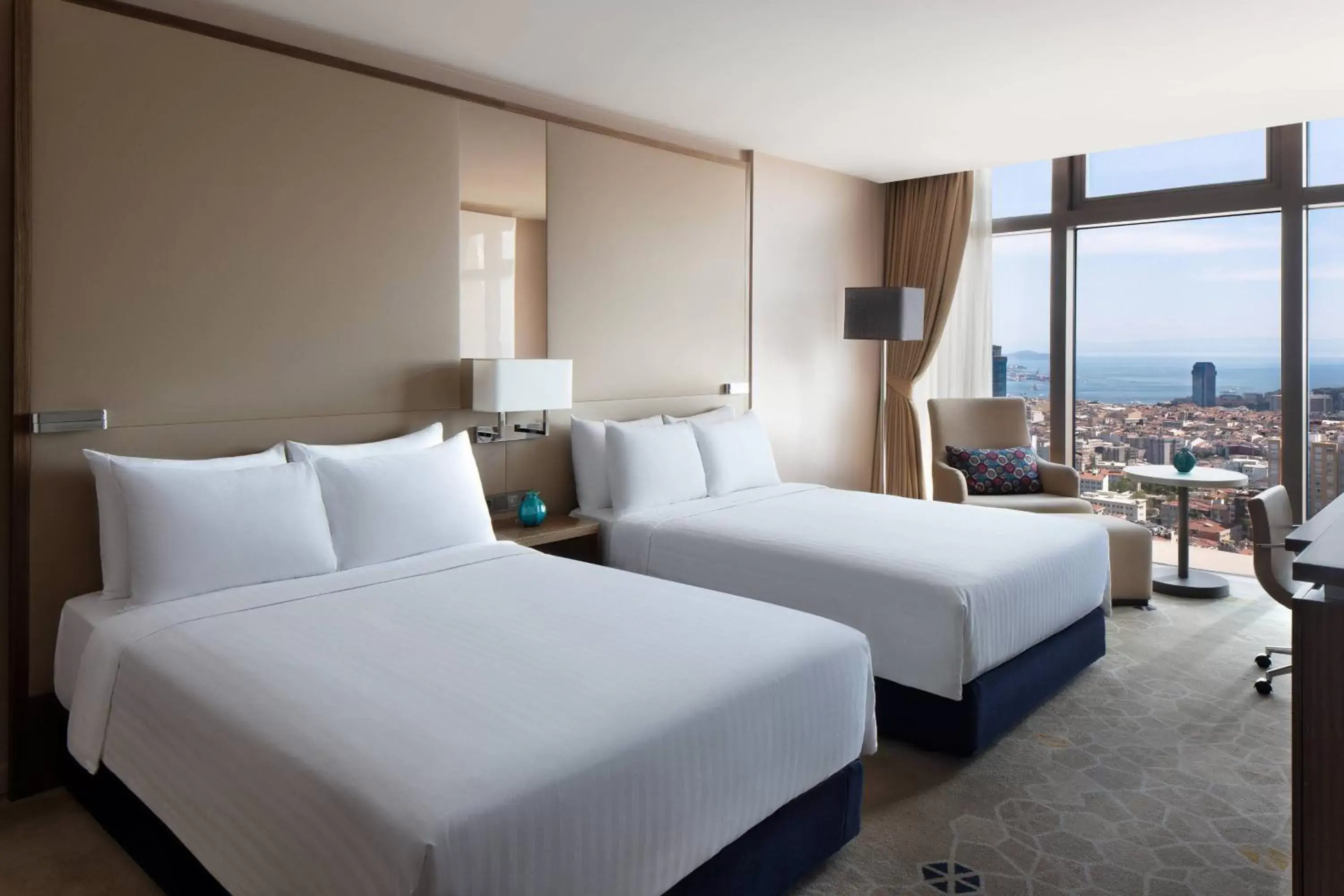 Photo of the whole room, Bed in Istanbul Marriott Hotel Sisli