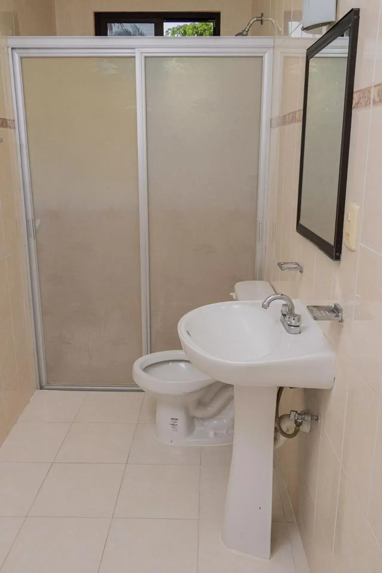 Bathroom in OYO Hotel Marías,Aeropuerto Internacional de Chetumal