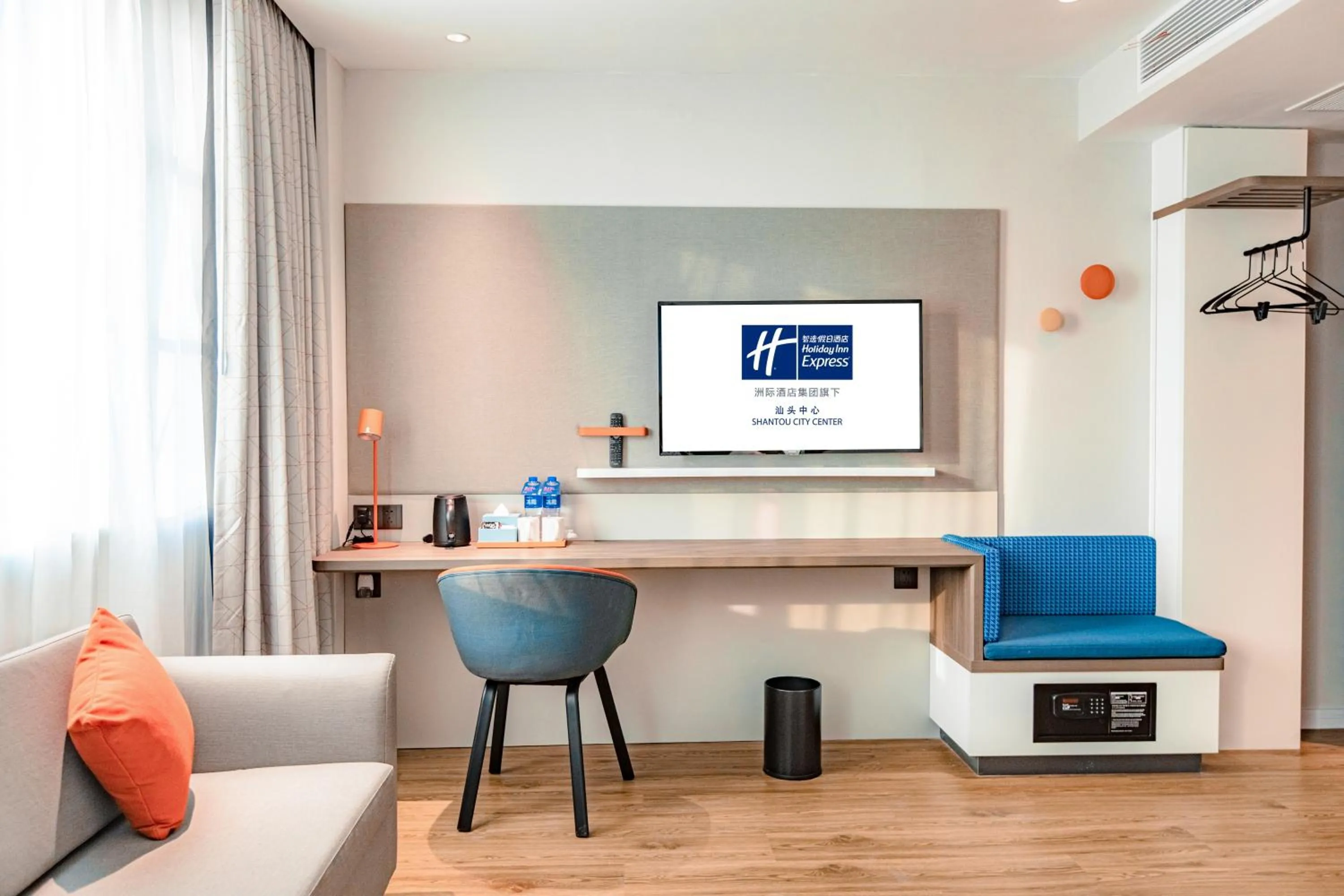 Seating area in Holiday Inn Express Shantou City Center by IHG