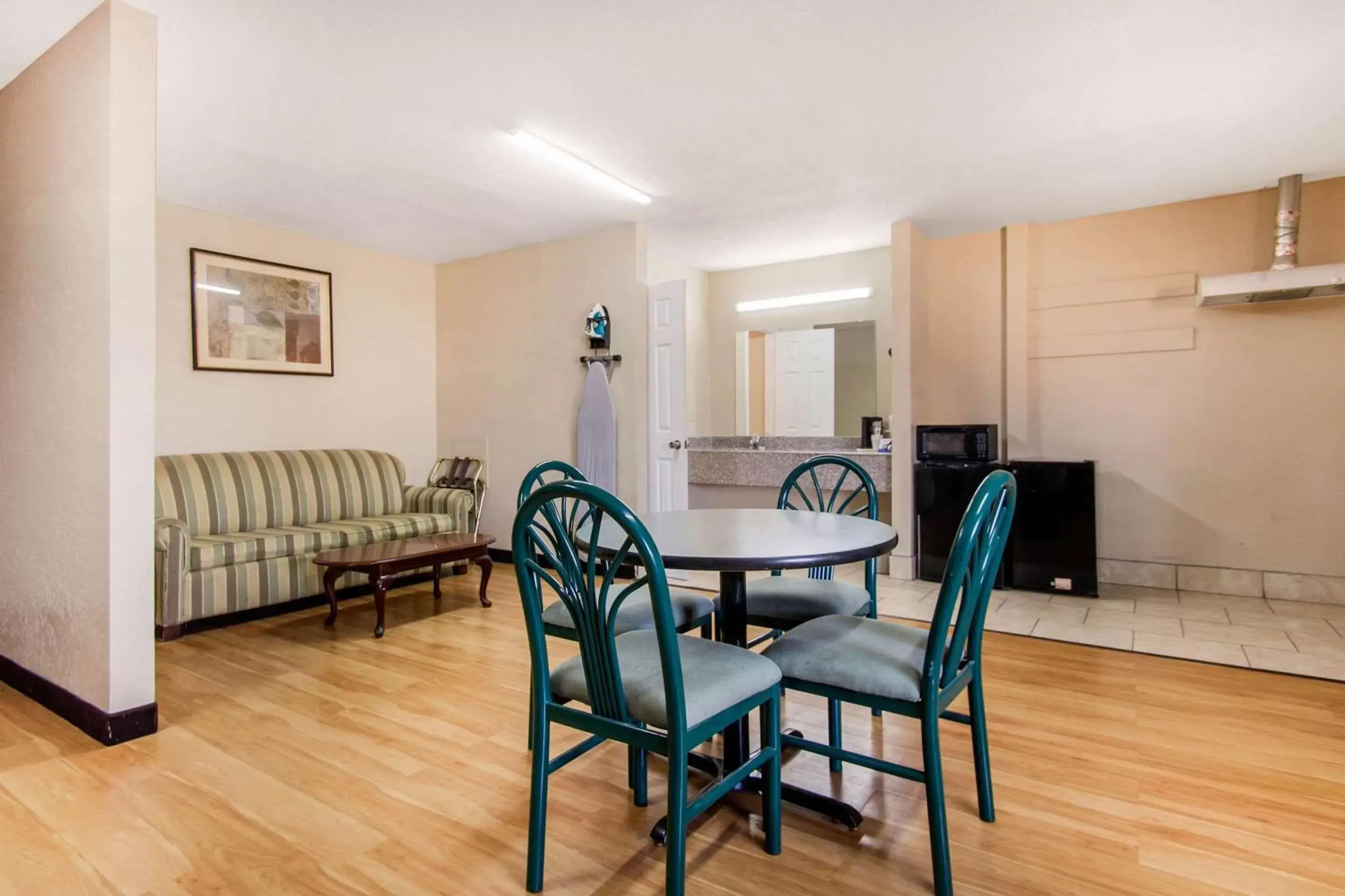 Photo of the whole room, Dining Area in Rodeway Inn - Pauls Valley