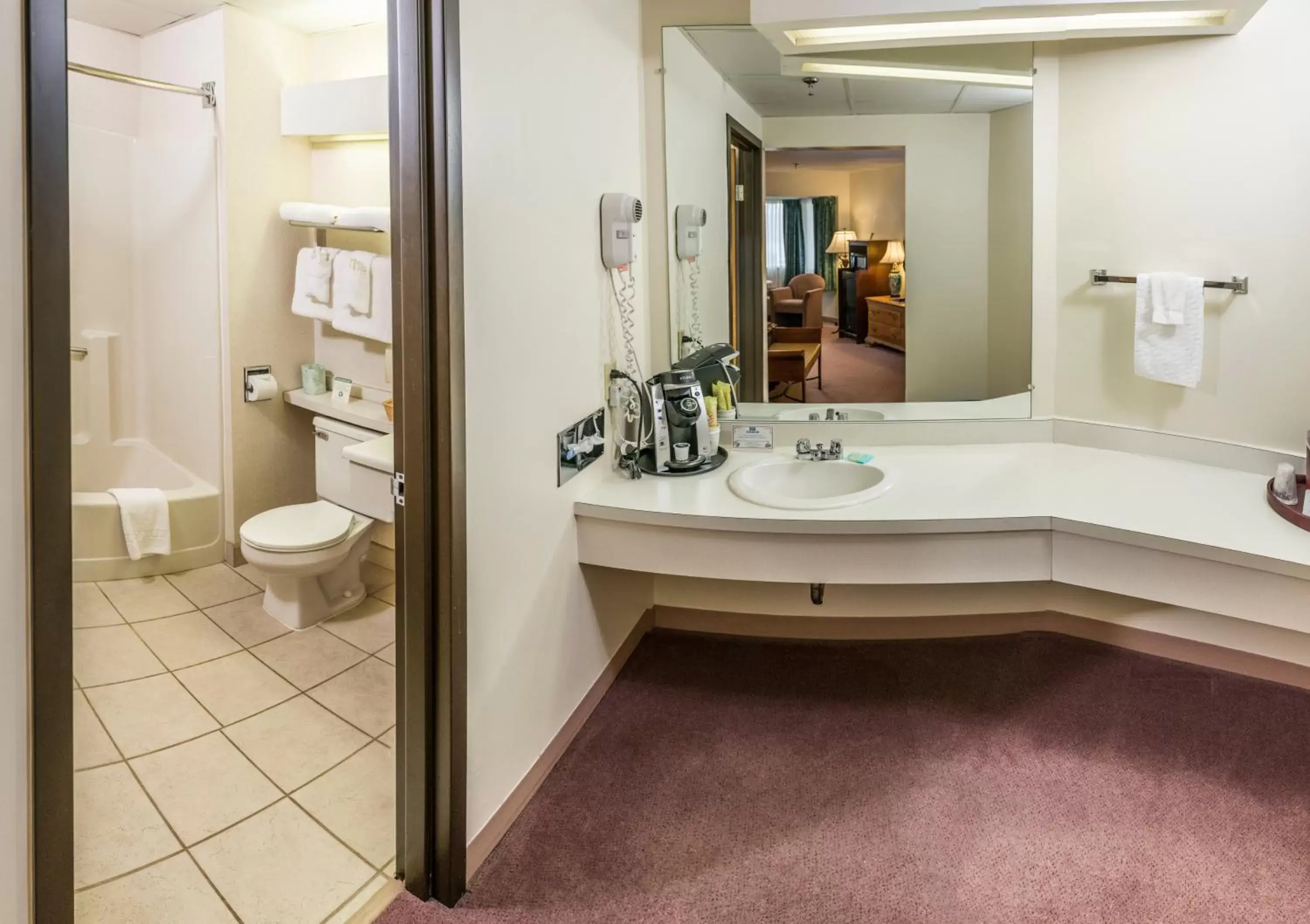 Bed, Bathroom in Black Bear Inn