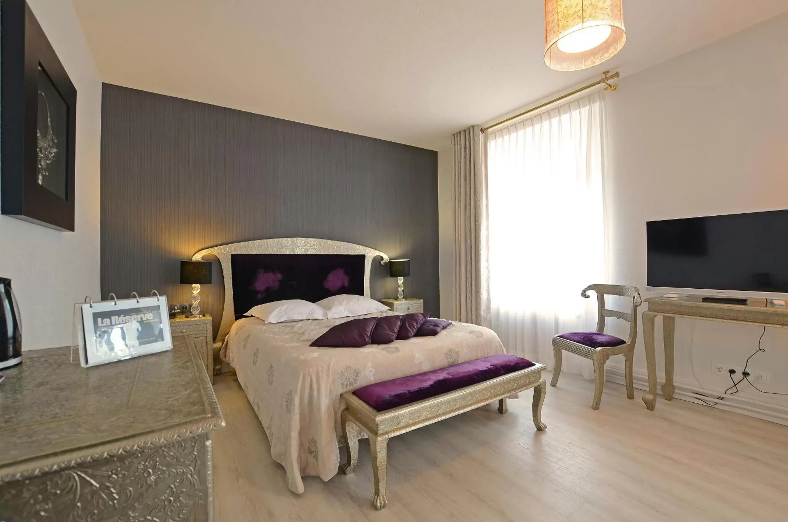 Photo of the whole room, Bed in Hôtel La Réserve
