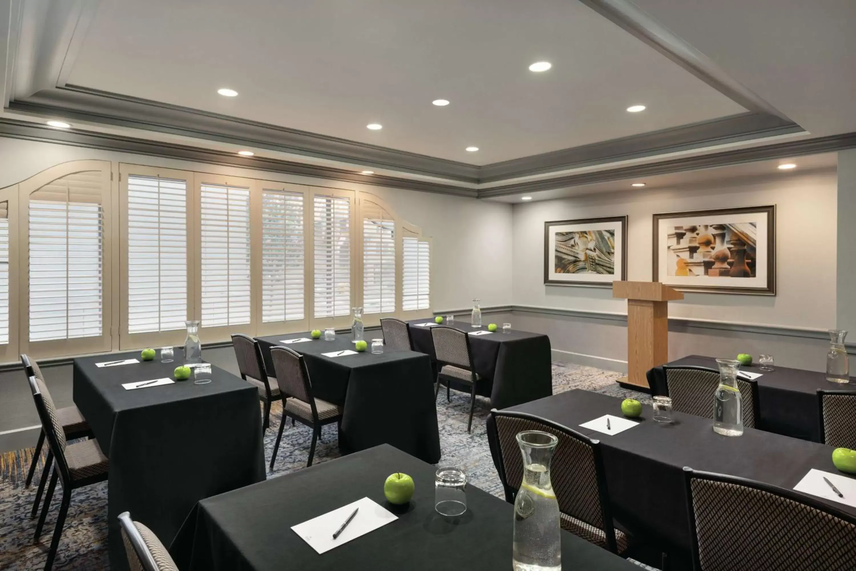 Meeting/conference room, Restaurant/Places to Eat in Hilton Checkers Los Angeles