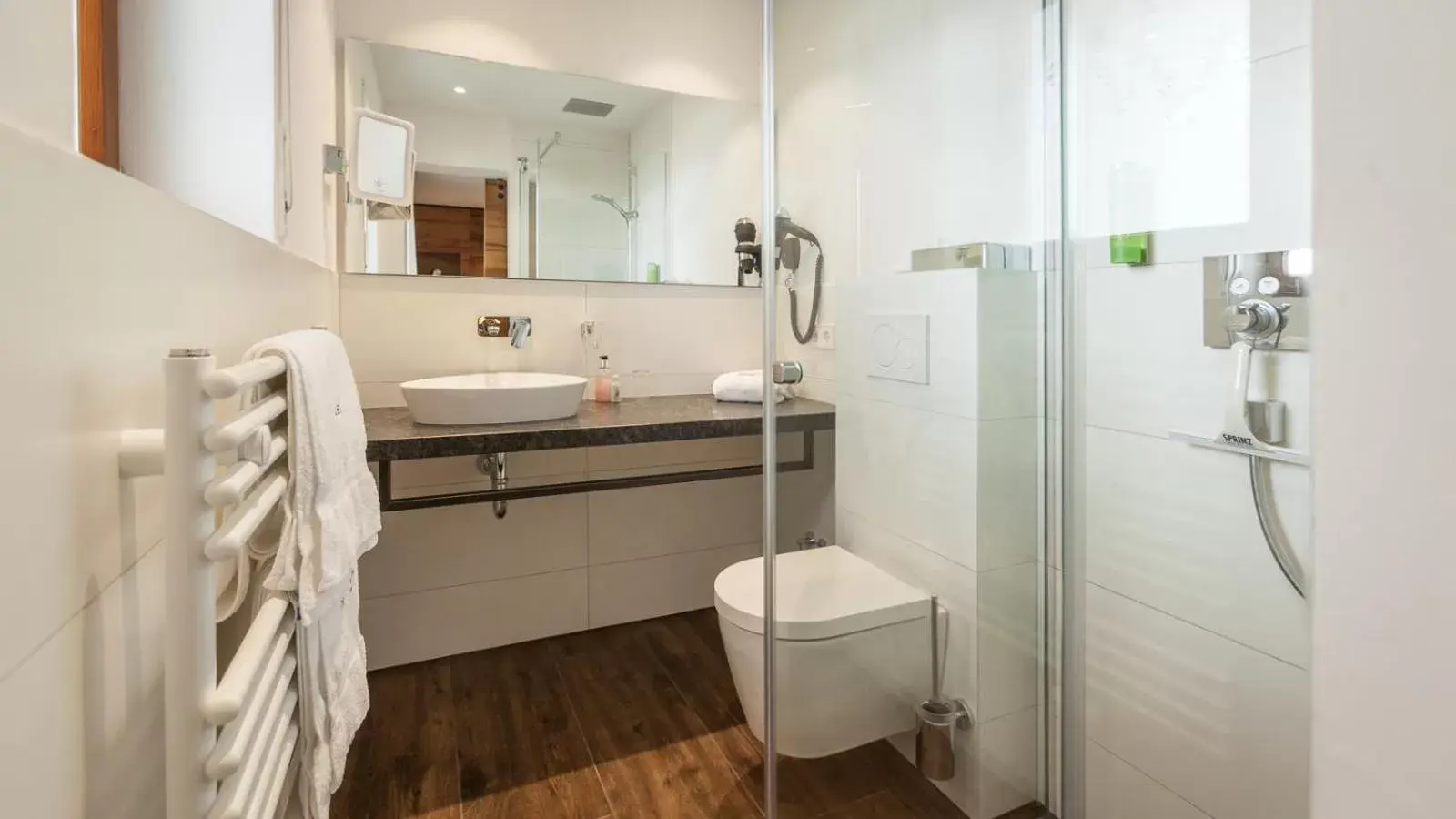 Photo of the whole room, Bathroom in Bollenhuthotel Kirnbacher Hof