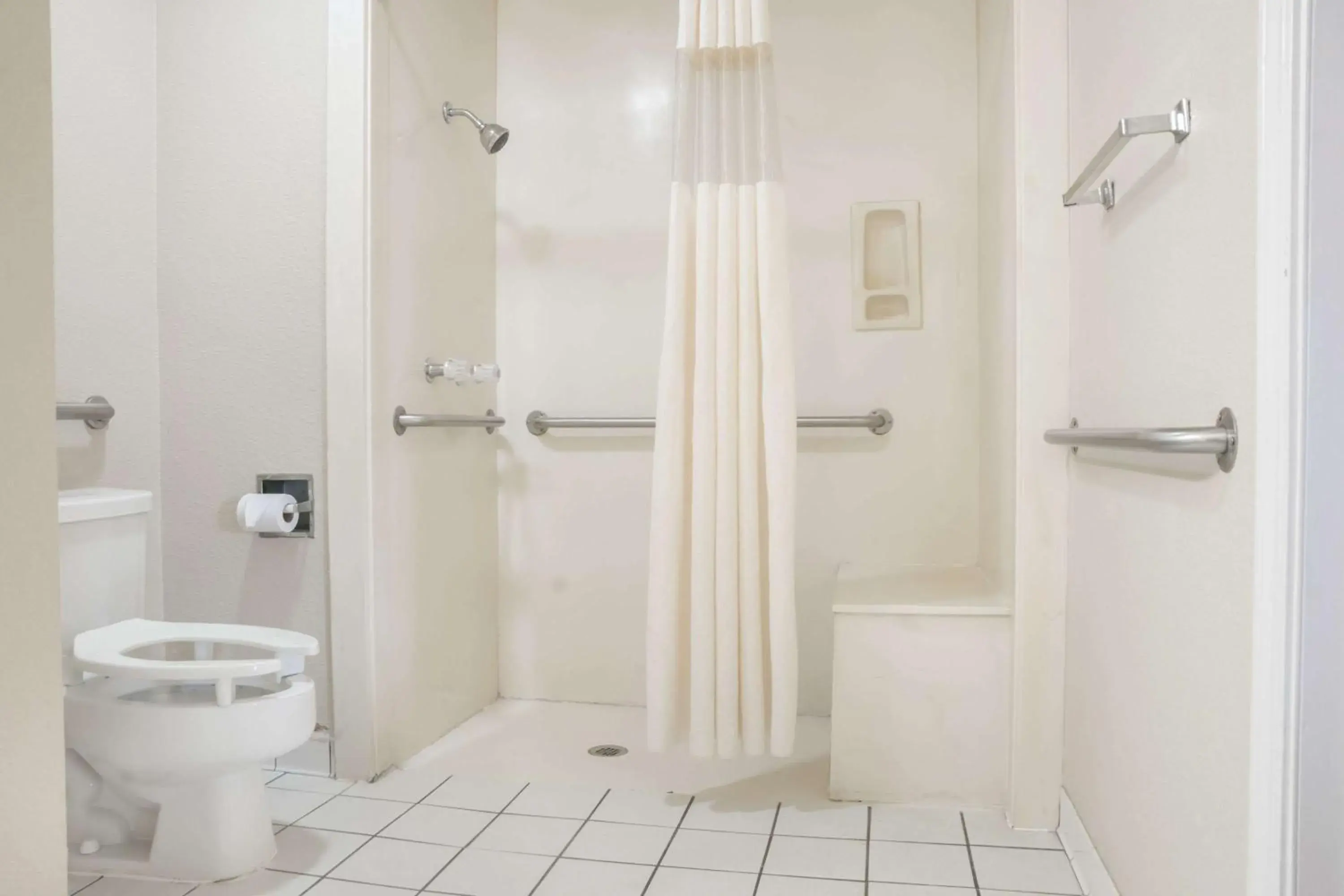 Photo of the whole room, Bathroom in Days Inn by Wyndham Bastrop