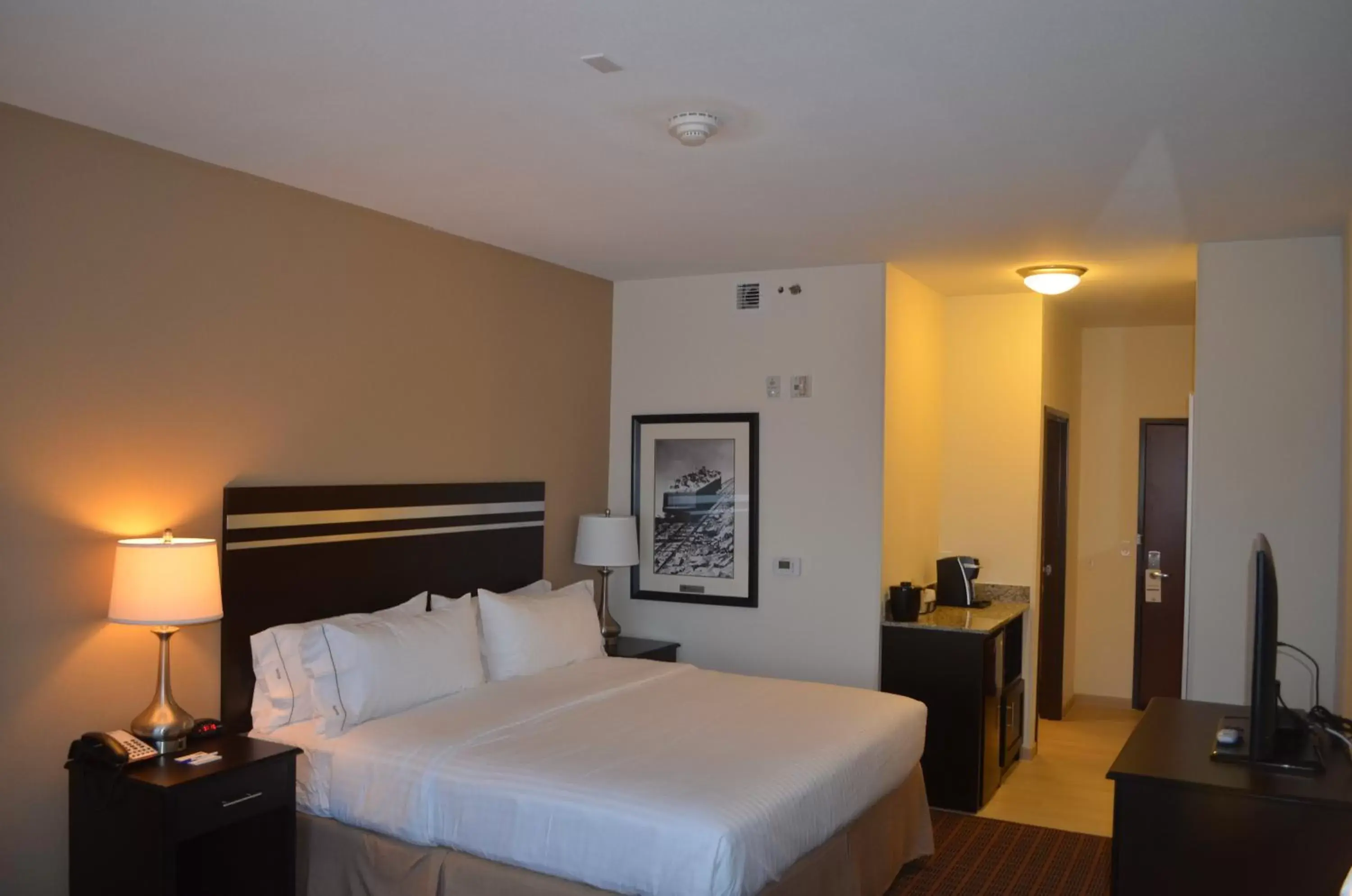 Photo of the whole room, Bed in Holiday Inn Express & Suites Golden, an IHG Hotel