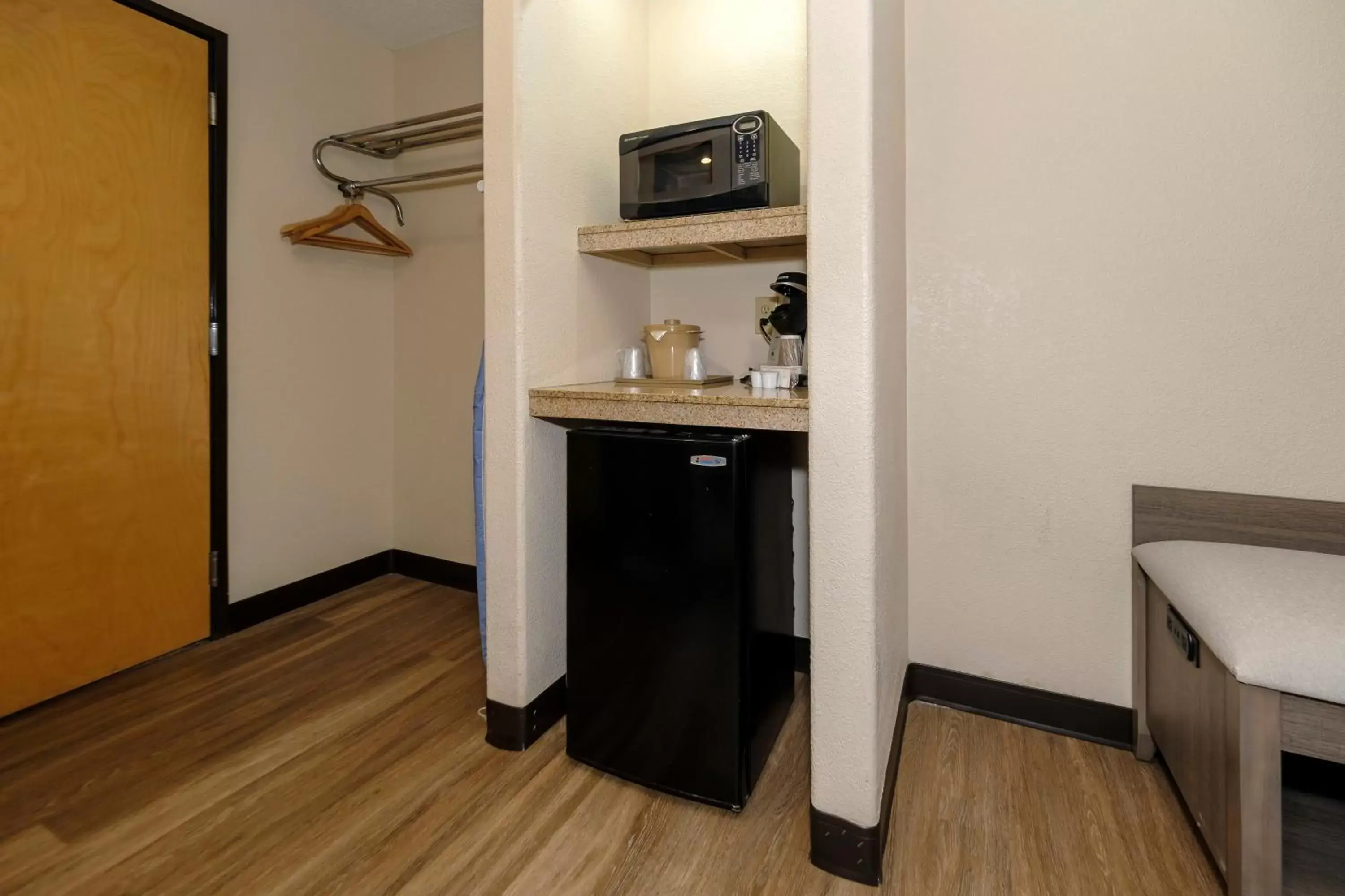 Photo of the whole room, Kitchen/Kitchenette in Red Roof Inn Yemassee