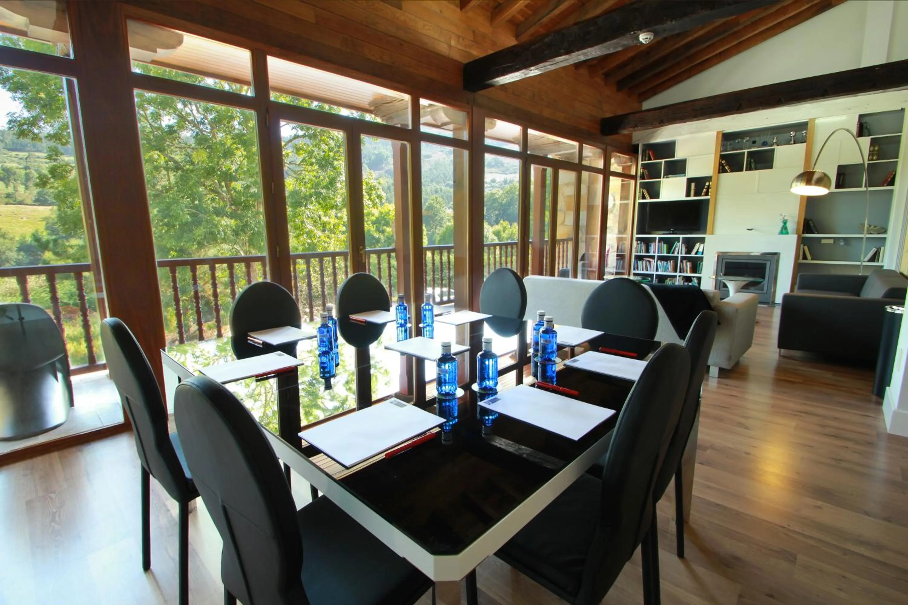 Communal lounge/ TV room in Villa Arce Hotel