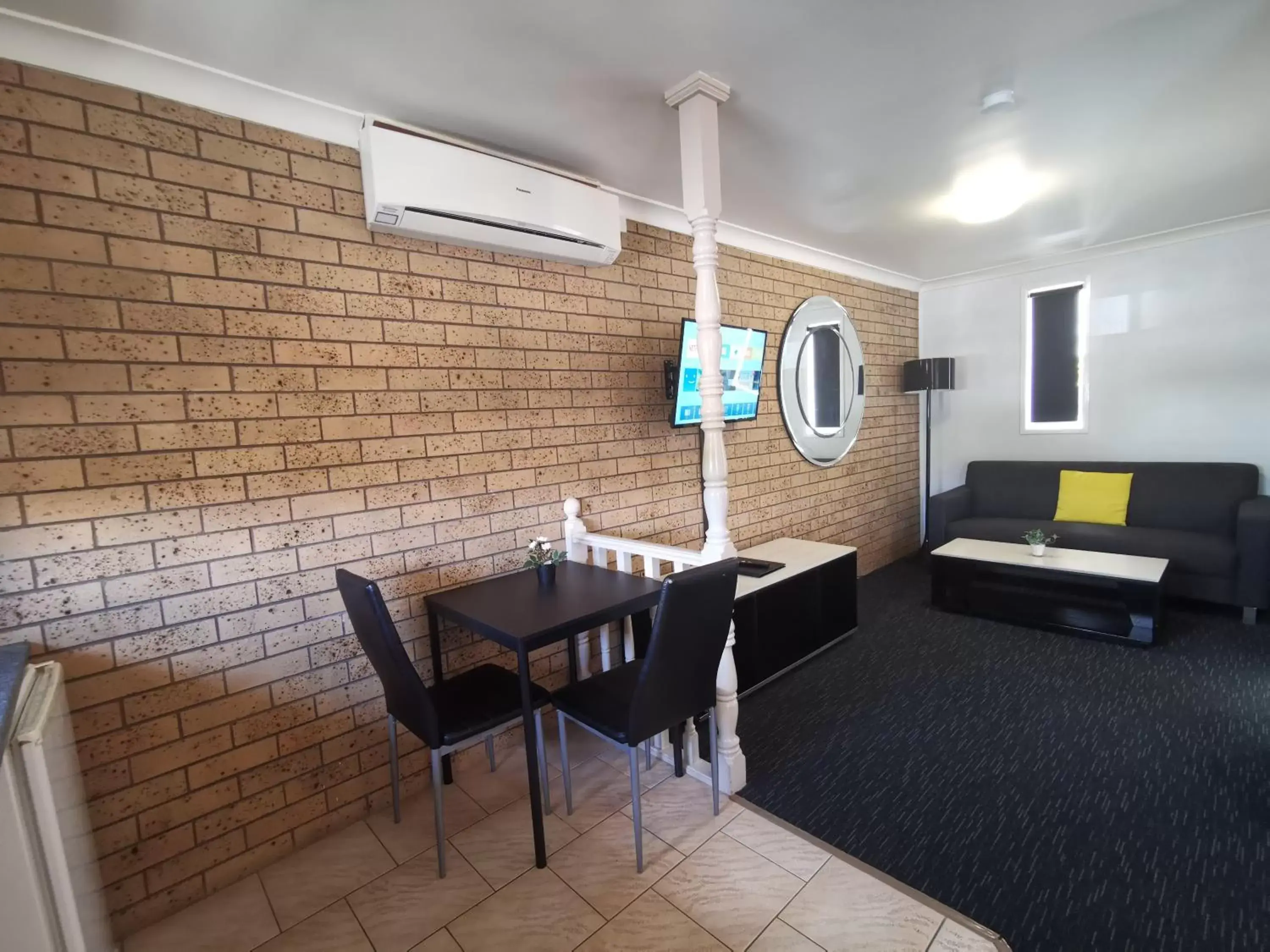 Living room, Dining Area in Leichhardt Motor Inn