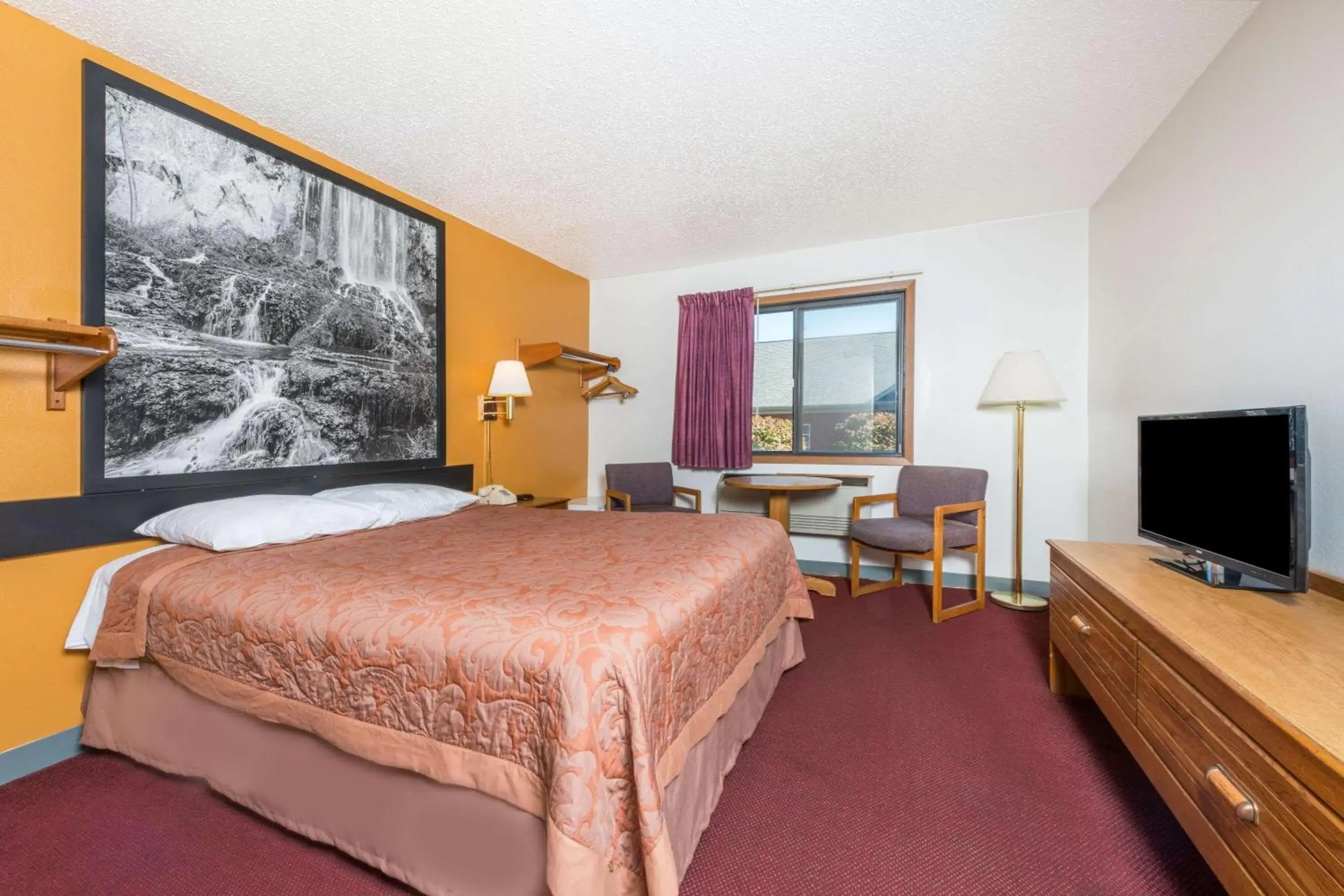 Photo of the whole room in Super 8 by Wyndham Front Royal