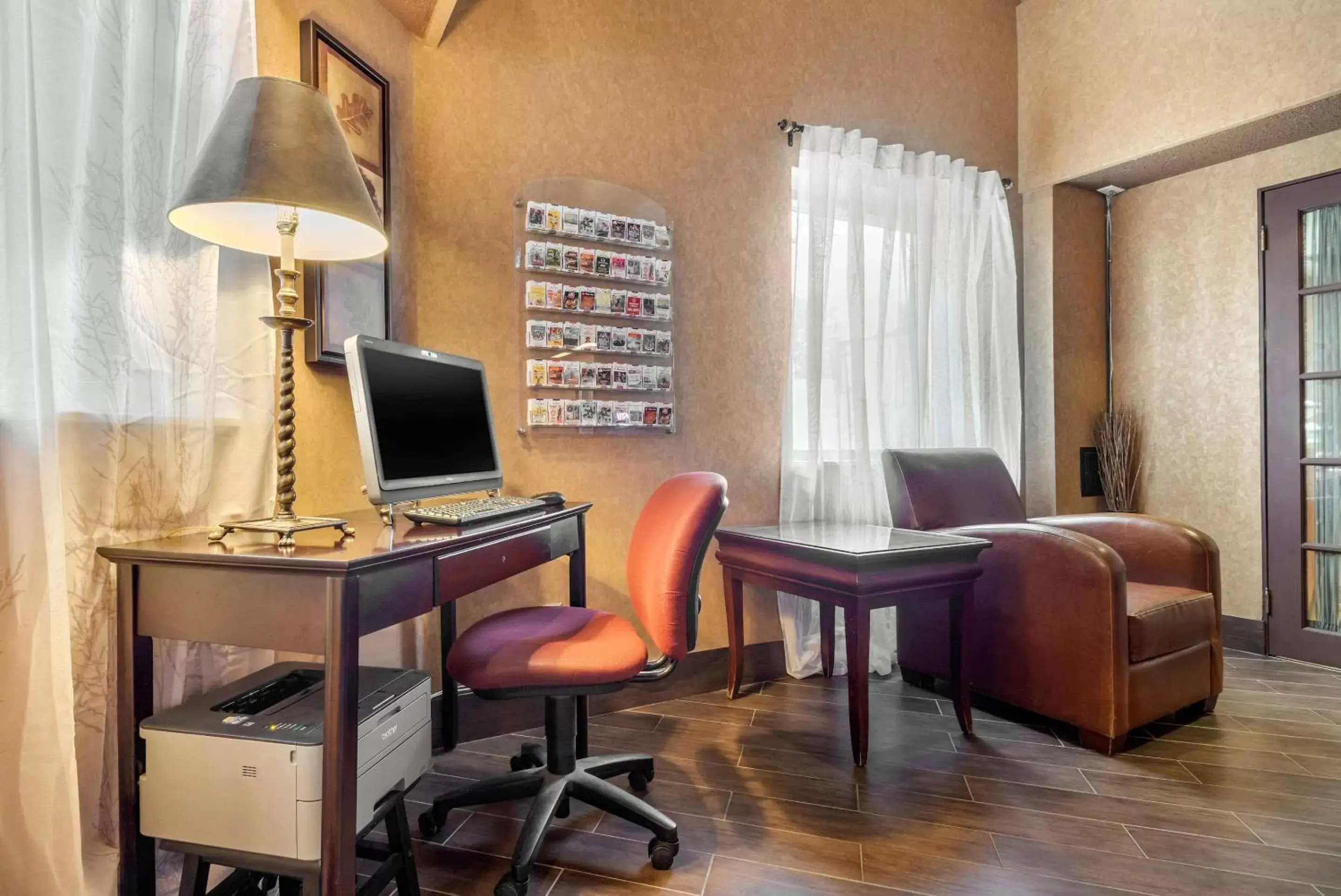 Business facilities, TV/Entertainment Center in Quality Suites Whitby