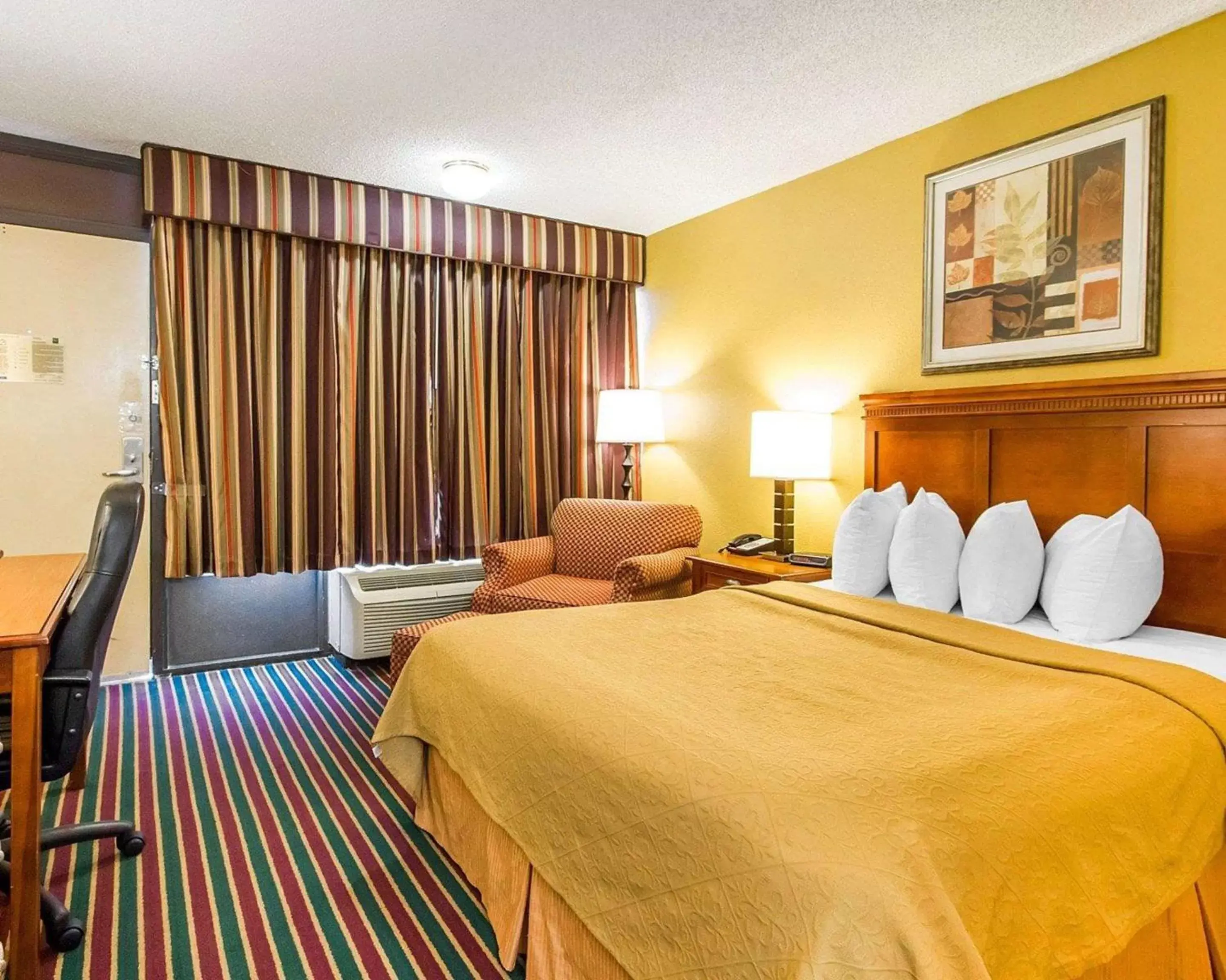 Photo of the whole room, Bed in Quality Inn Dyersburg I-155