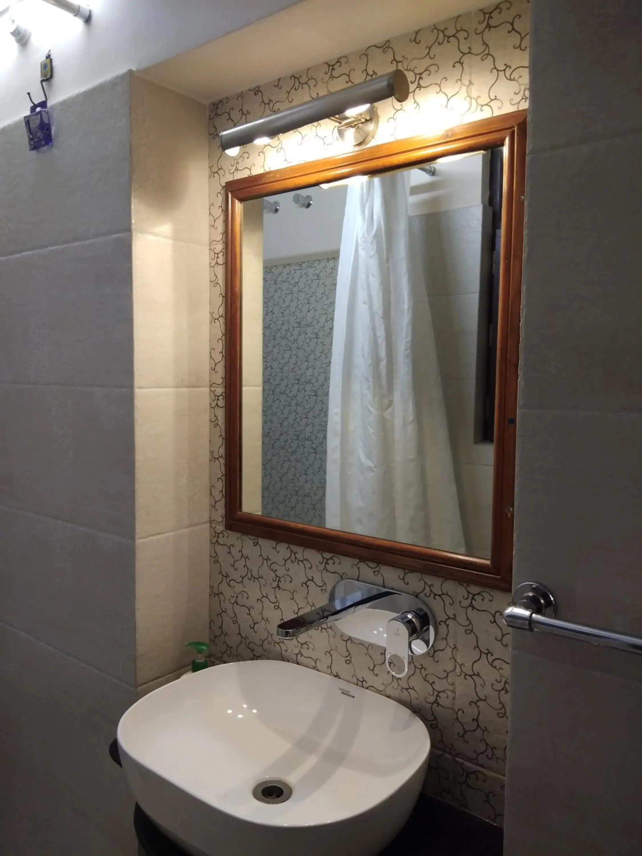 Bathroom in Jai Niwas Garden Hotel