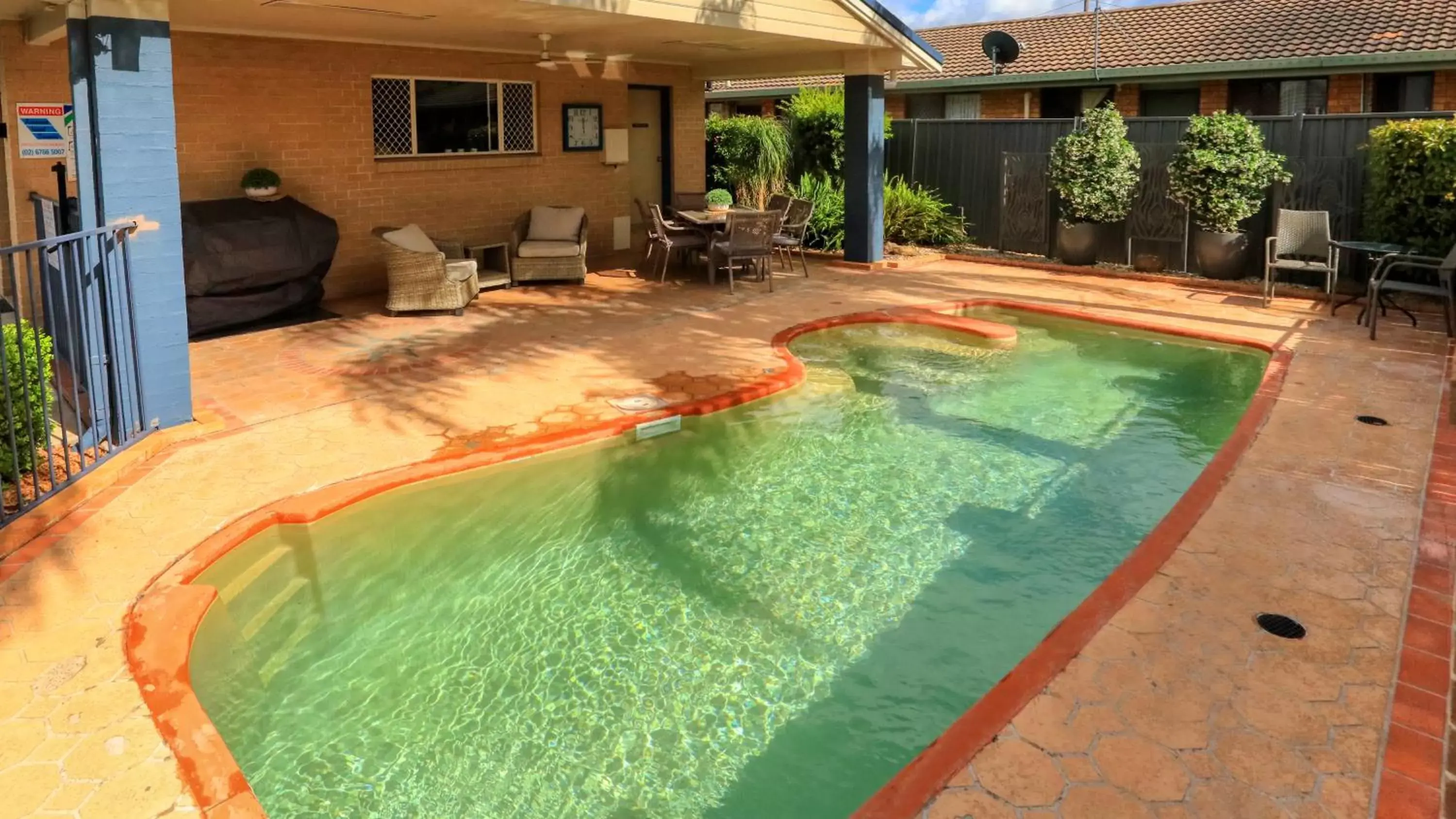 Swimming Pool in Edward Parry Motel and Apartments