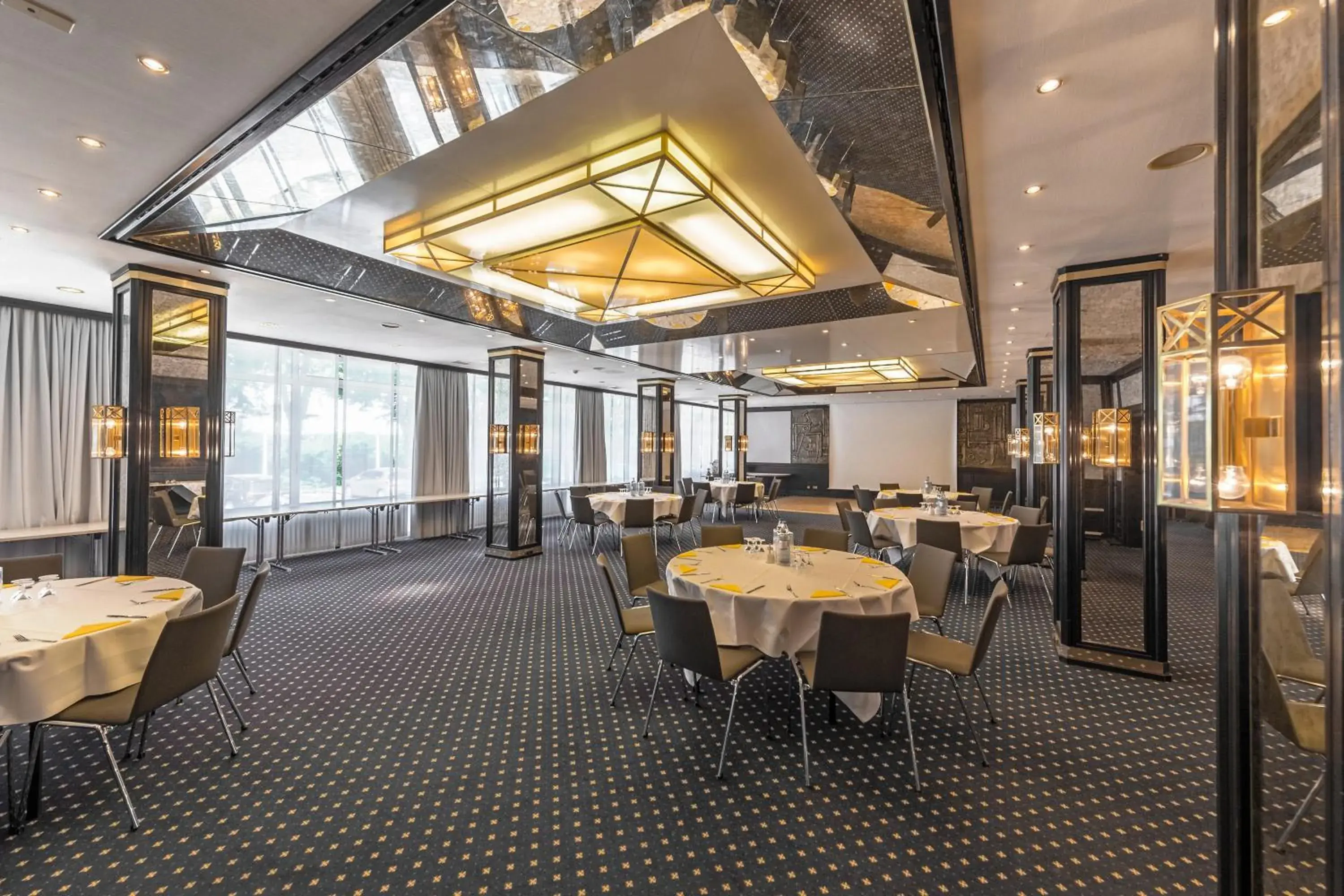 Area and facilities, Restaurant/Places to Eat in Serways Hotel Remscheid