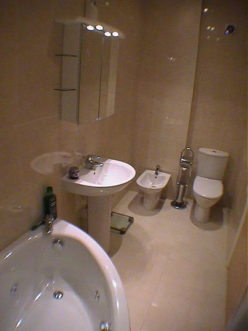 Bathroom in Earle House Serviced Apartments