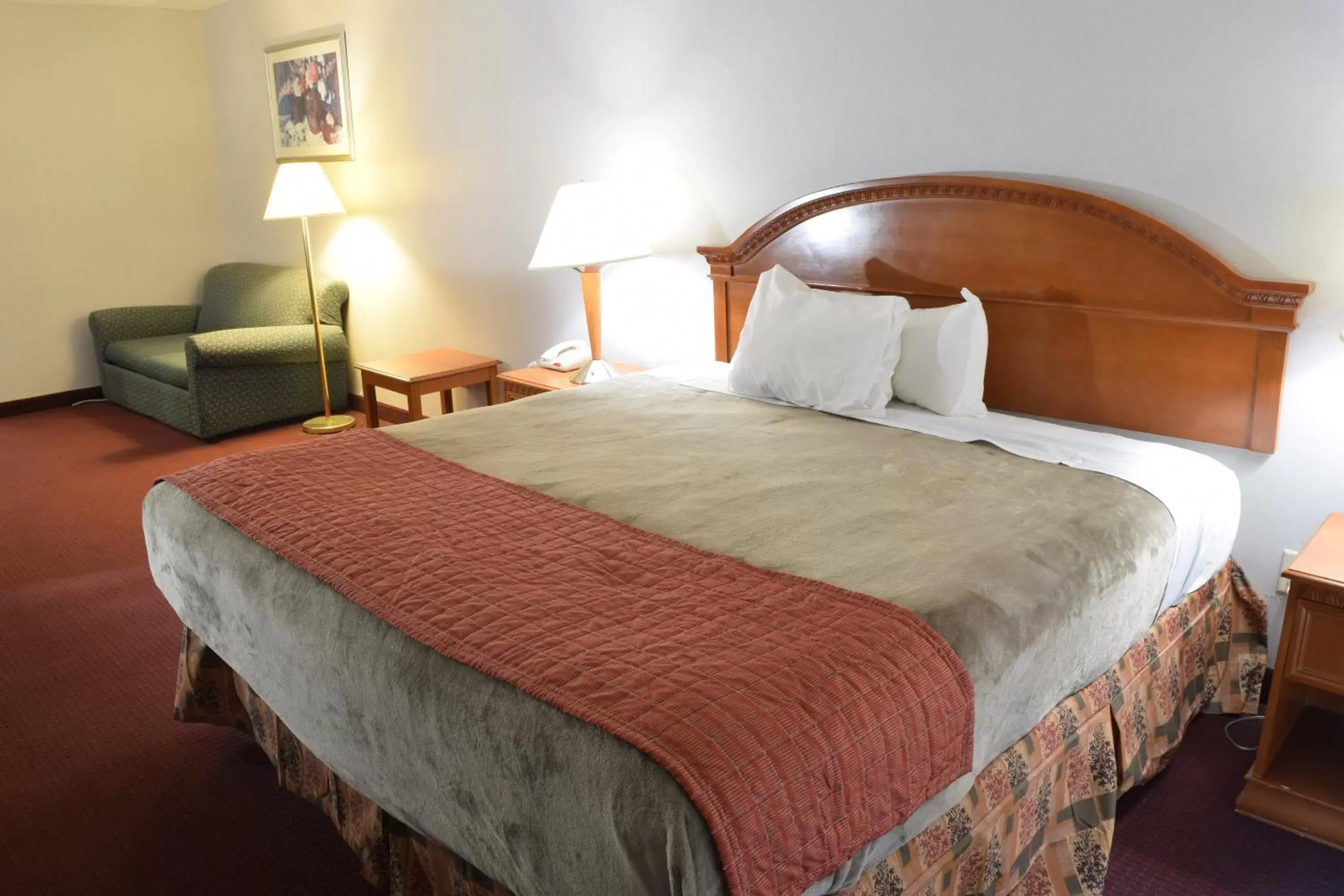 Bed in Rodeway Inn & Suites New Paltz- Hudson Valley