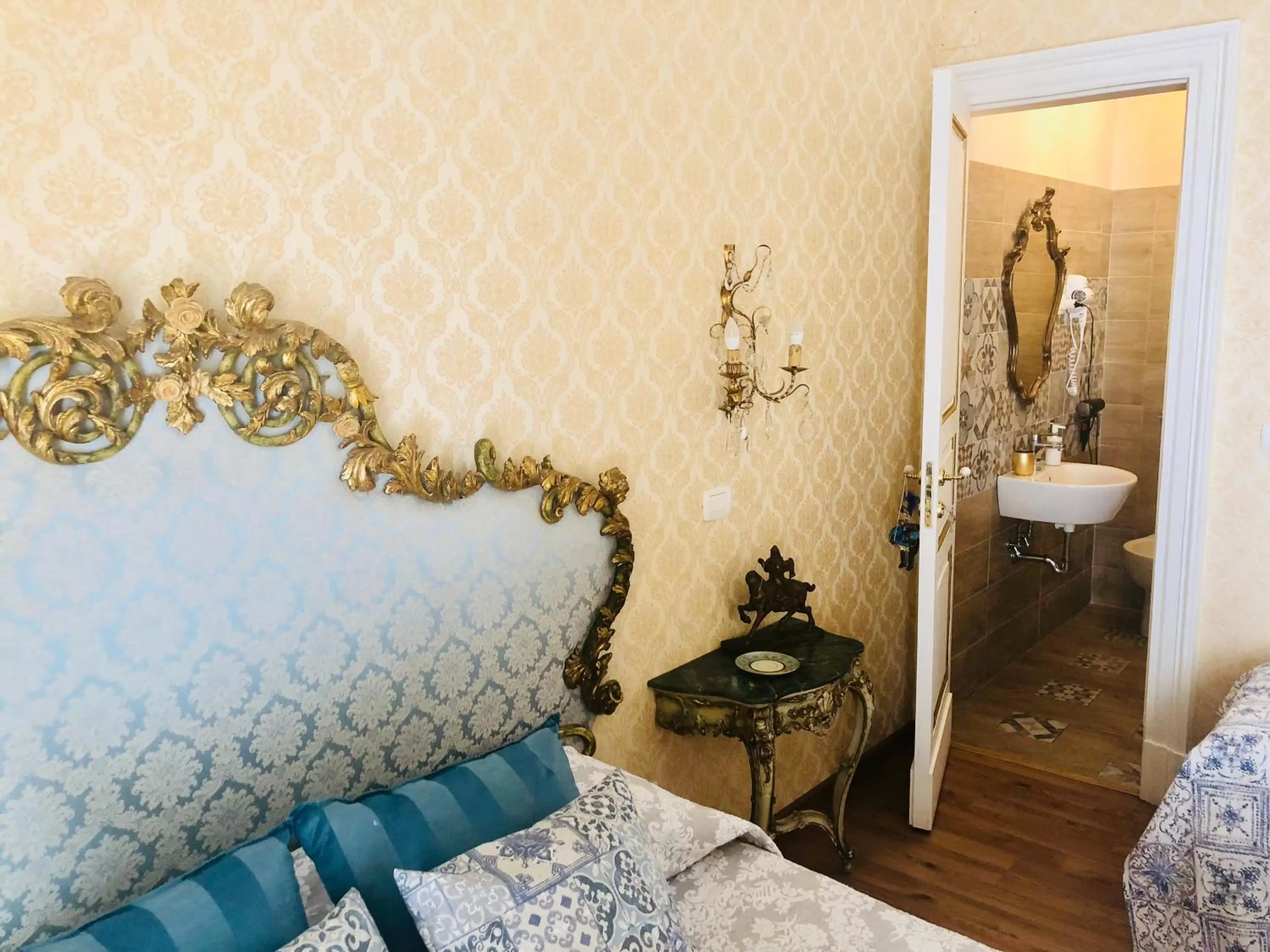 Bathroom, Bed in Dimora Umberto