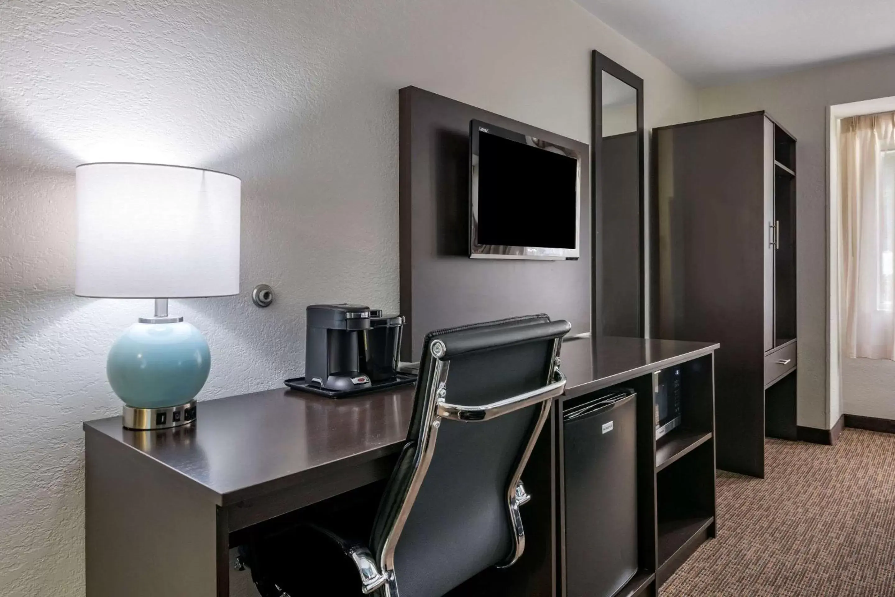 Bedroom, TV/Entertainment Center in Sleep Inn Jacksonville Airport