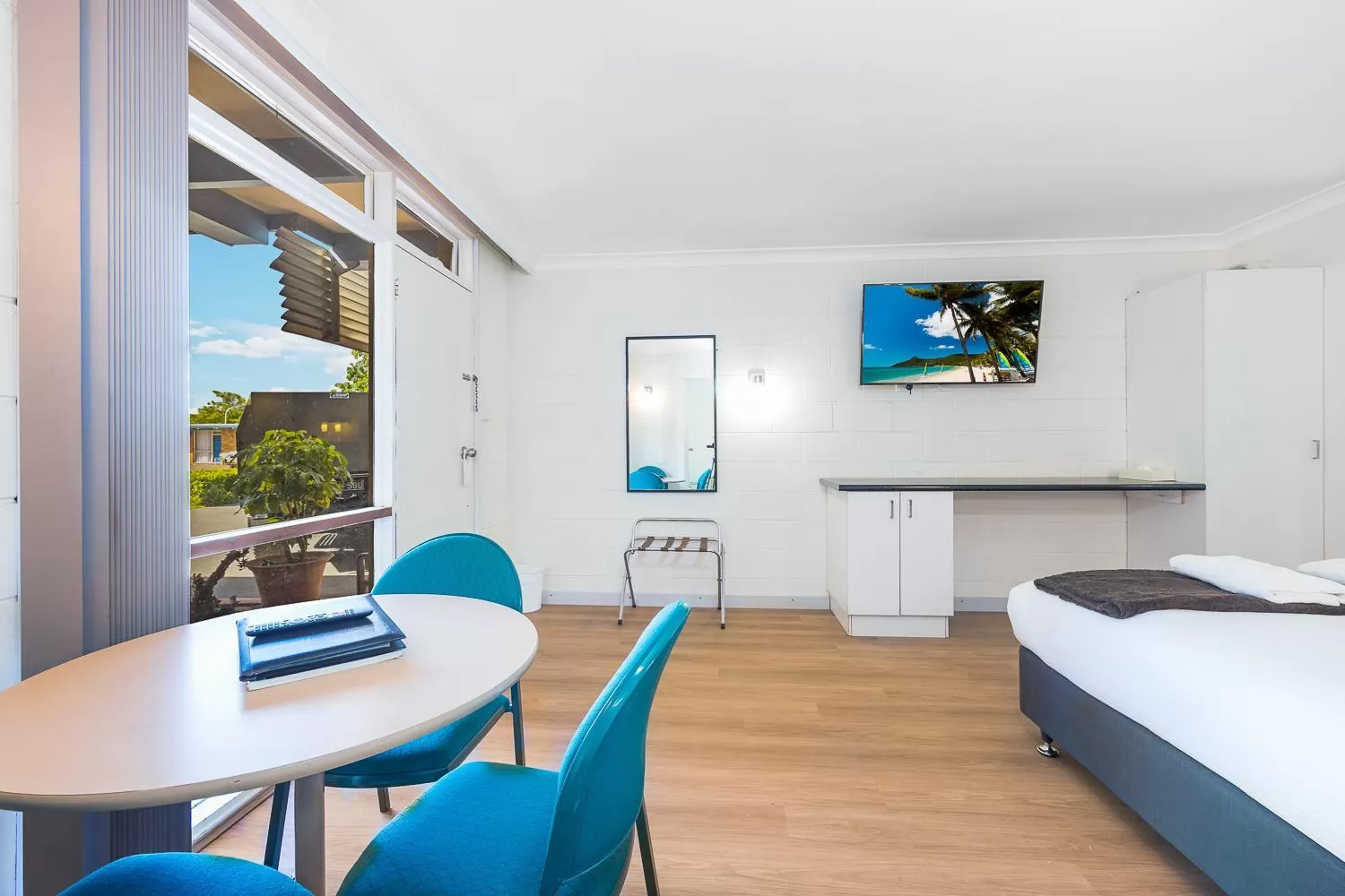 Bed in Plainsman Motel