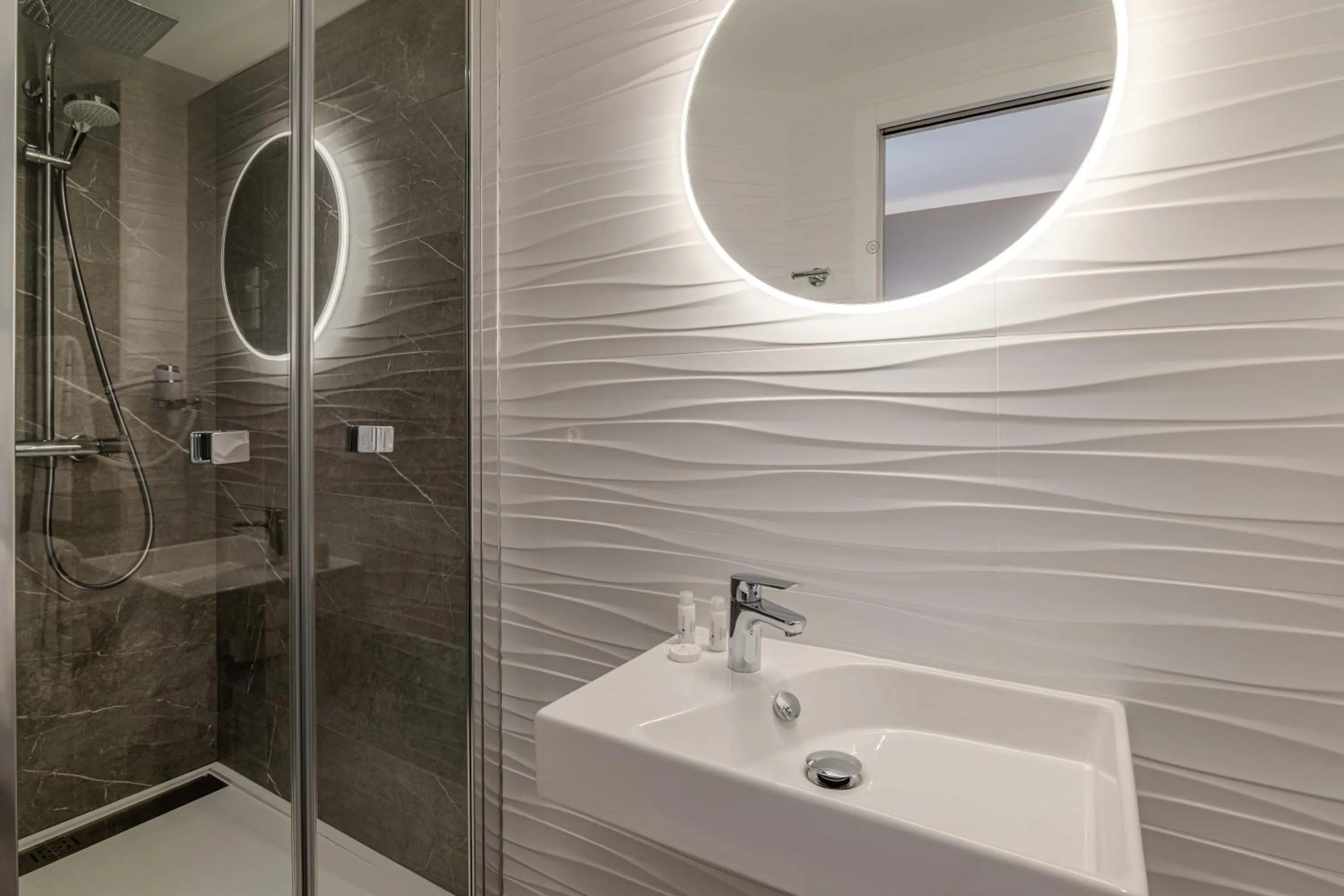 Shower in Campanile Caen Centre Gare