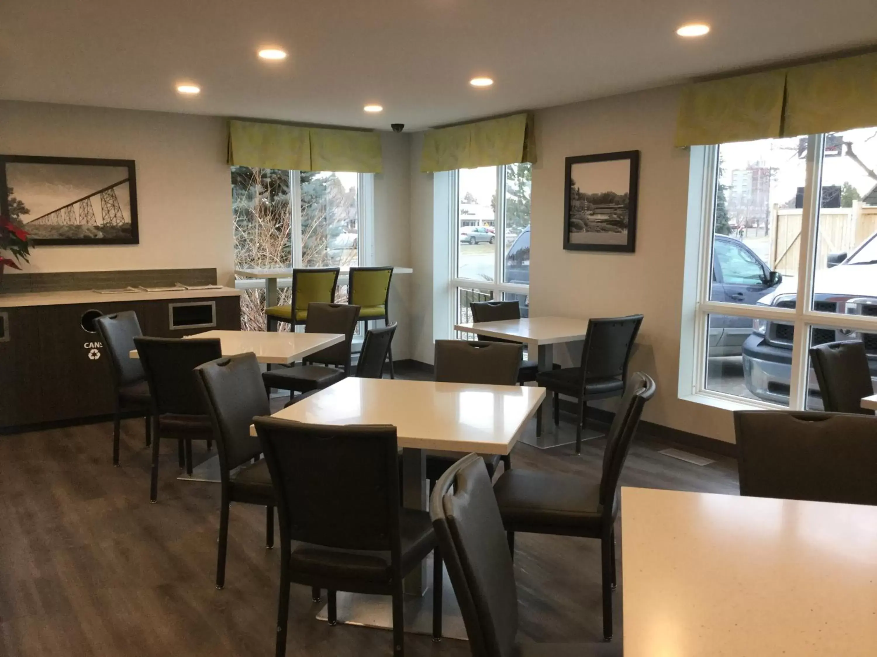 Continental breakfast, Restaurant/Places to Eat in Super 8 by Wyndham Lethbridge