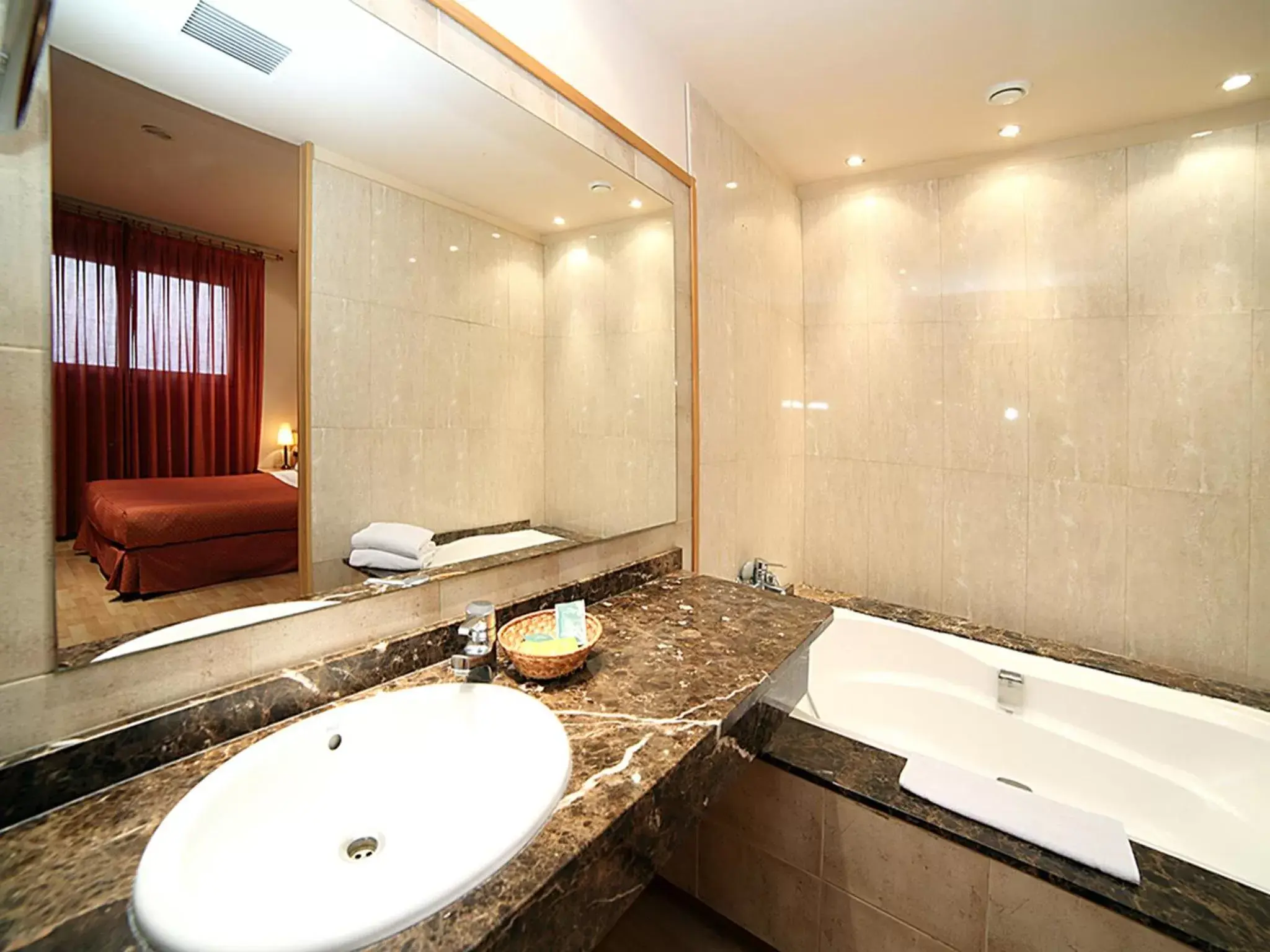 Photo of the whole room, Bathroom in Apartamentos DV