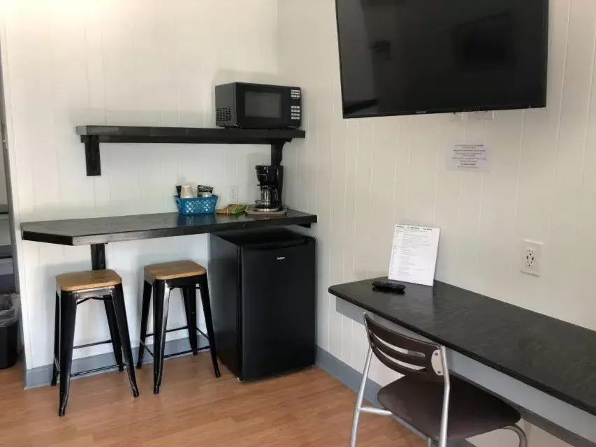 Dining area, TV/Entertainment Center in Swell Motel