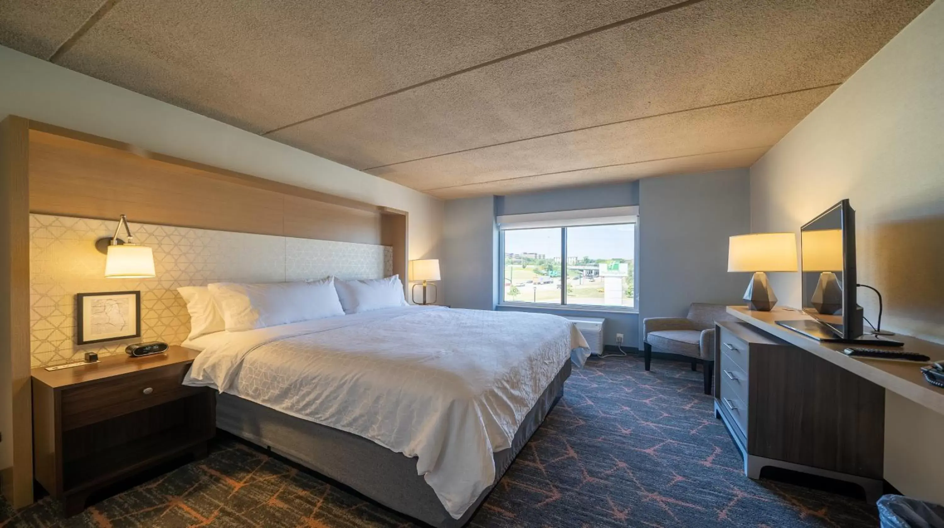 Photo of the whole room, Bed in Holiday Inn Cleveland - South Independence, an IHG Hotel