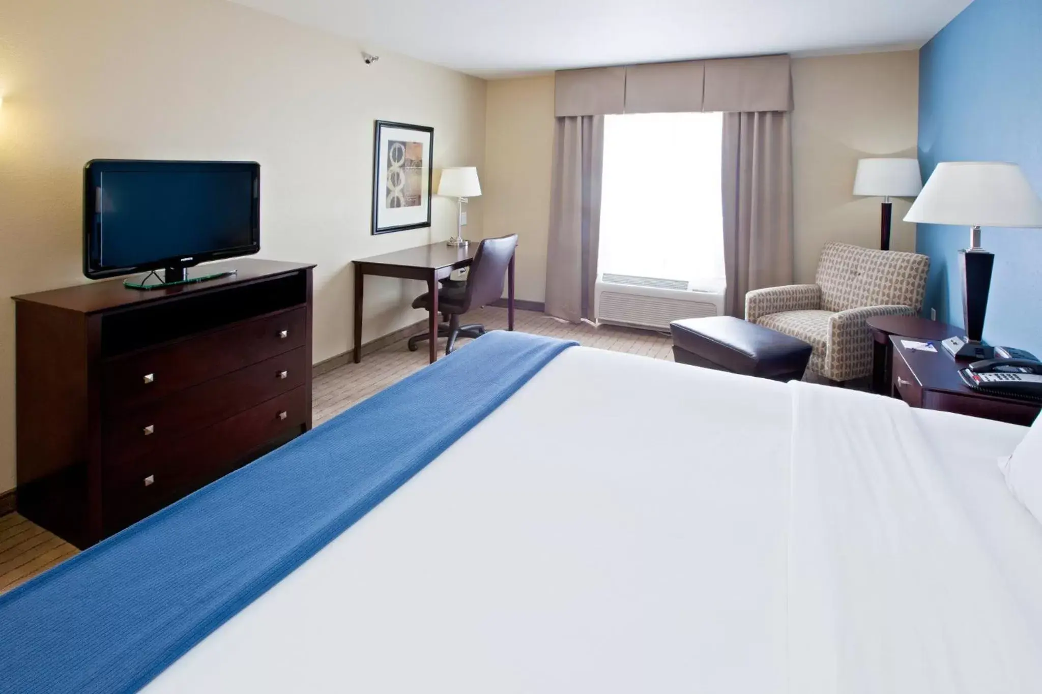 Photo of the whole room, Bed in Holiday Inn Express Hotel & Suites Shelbyville, an IHG Hotel