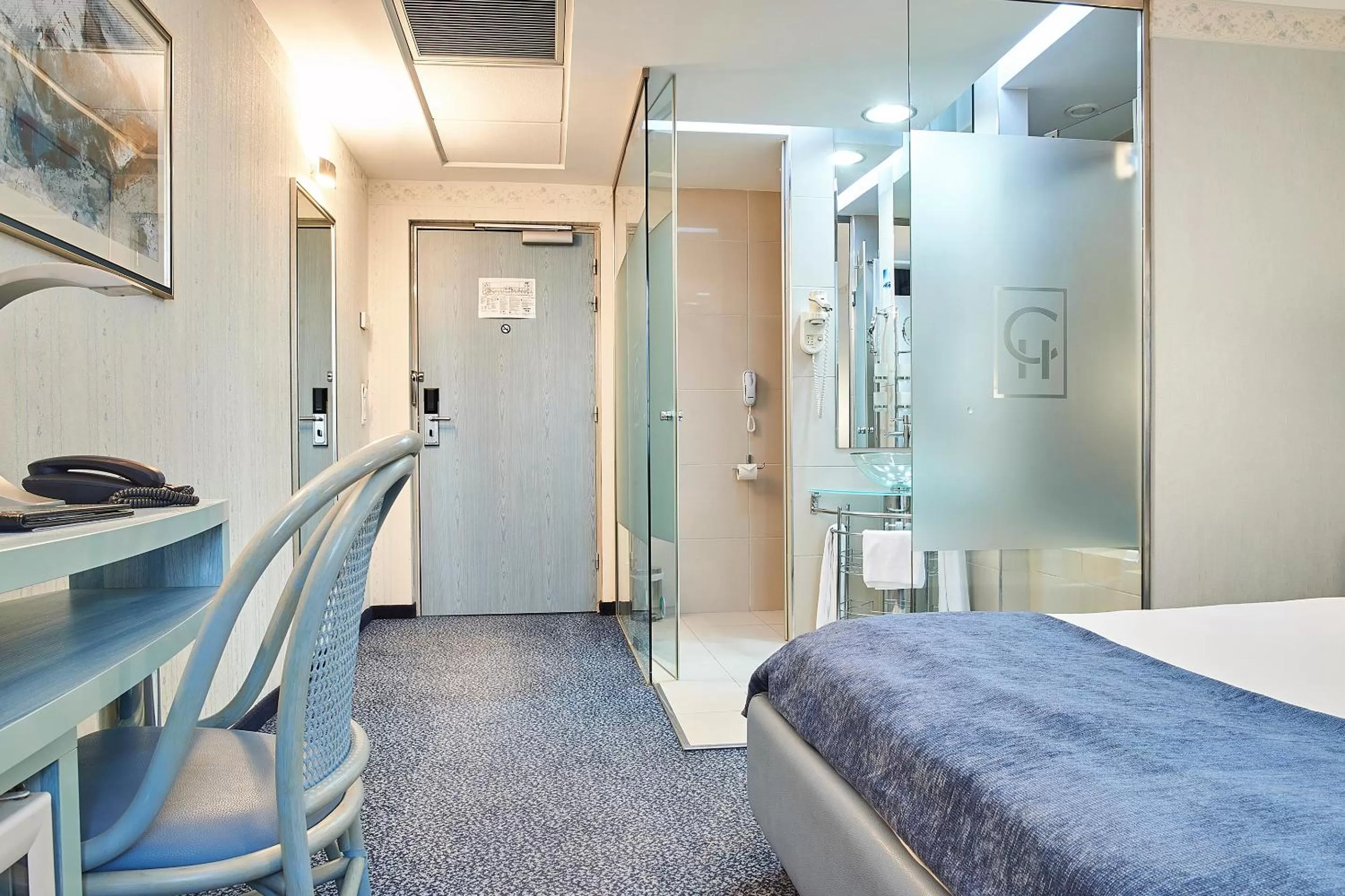 Photo of the whole room, Bed in Continental Forum Sibiu