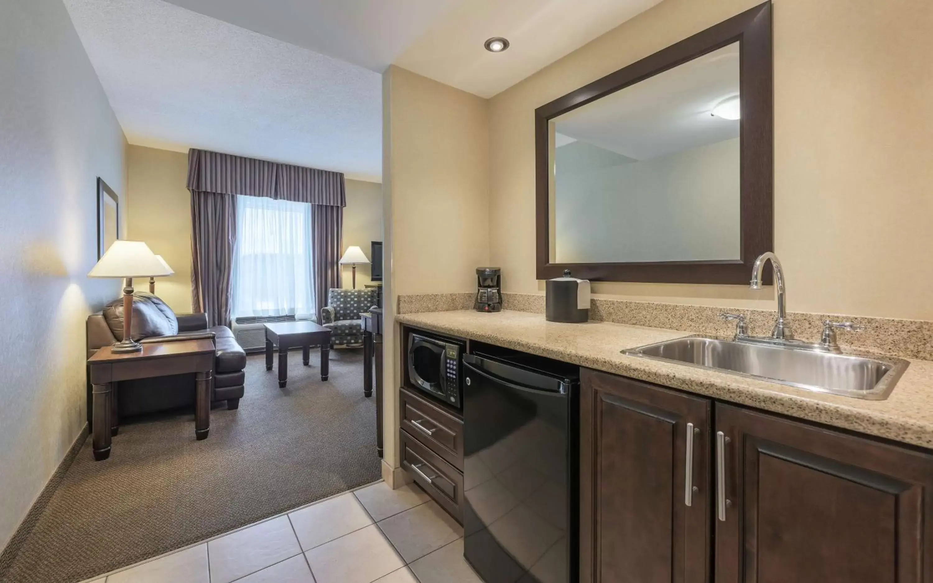 Living room, Kitchen/Kitchenette in Hampton Inn & Suites by Hilton Moncton