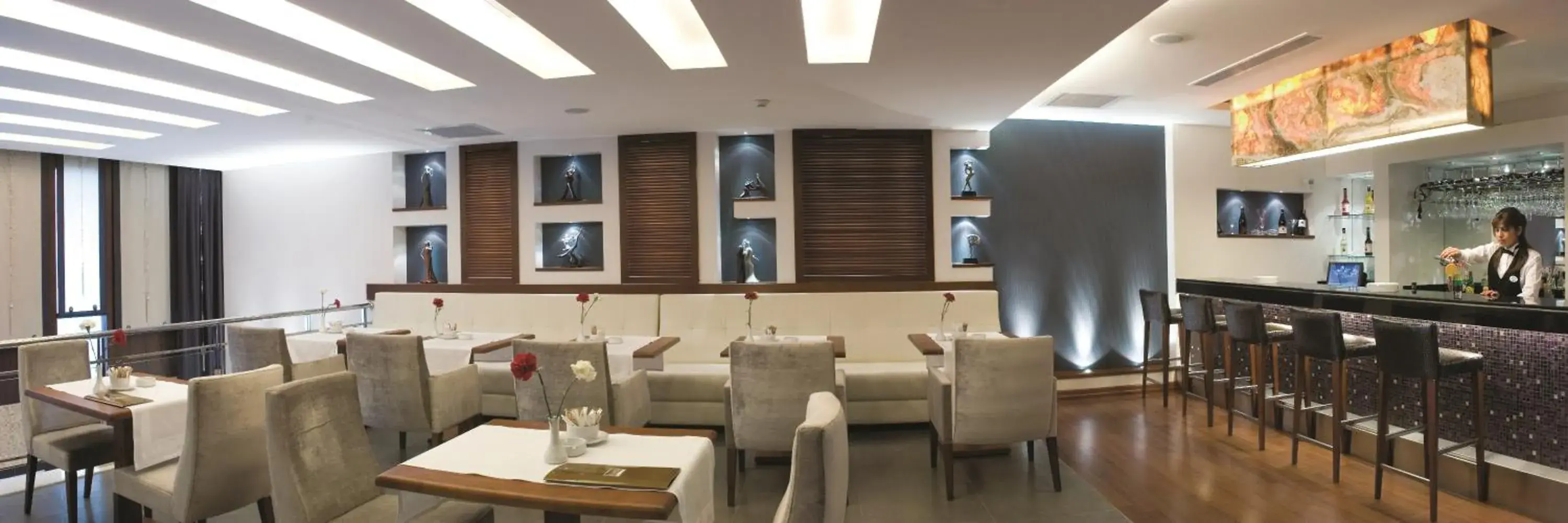 Lounge or bar, Restaurant/Places to Eat in Blanca Hotel