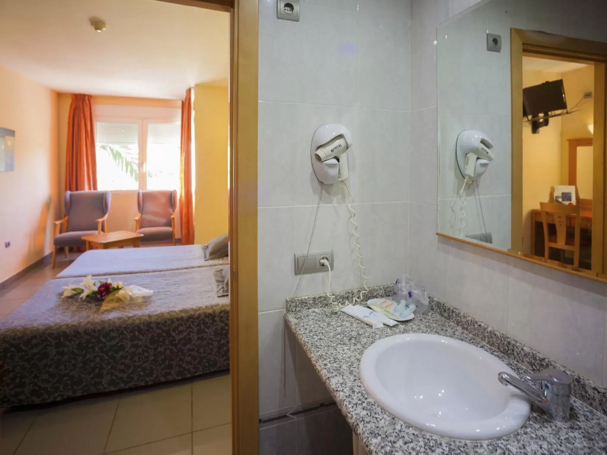 Day, Bathroom in El Pinche de Oro