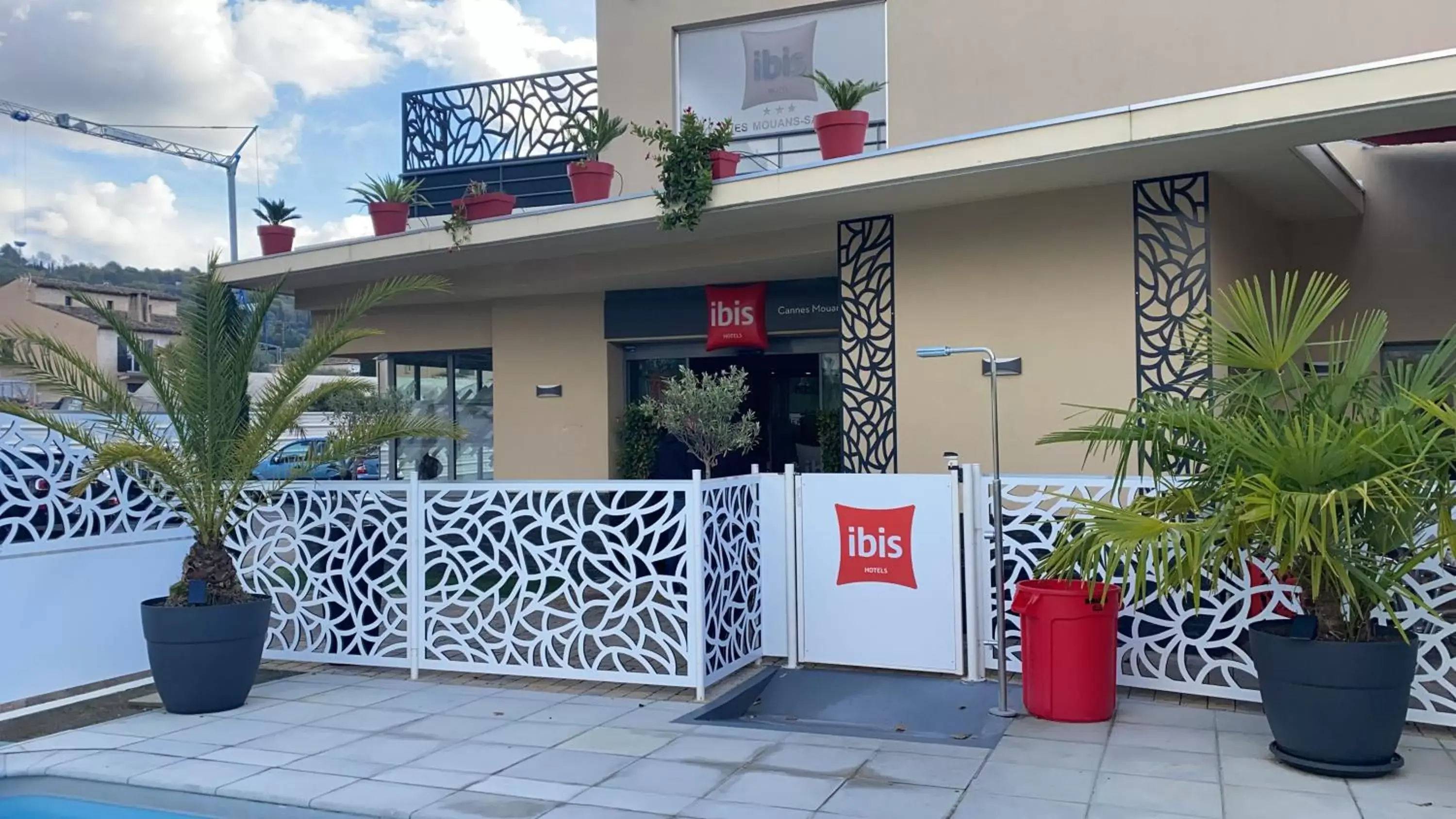 Facade/entrance in IBIS Cannes Mouans Sartoux Piscine parking gratuit