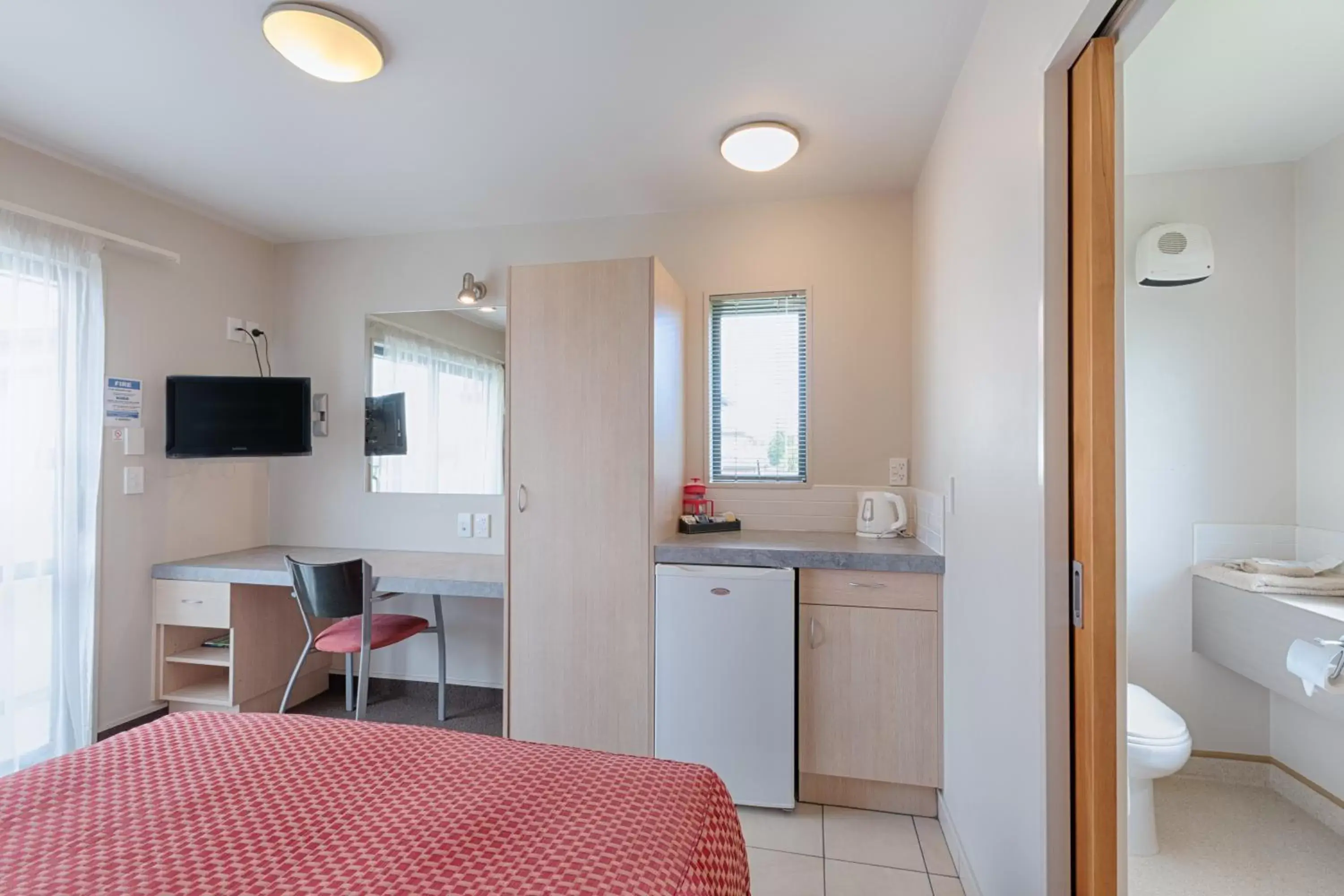 Photo of the whole room, TV/Entertainment Center in Bella Vista Motel Rotorua