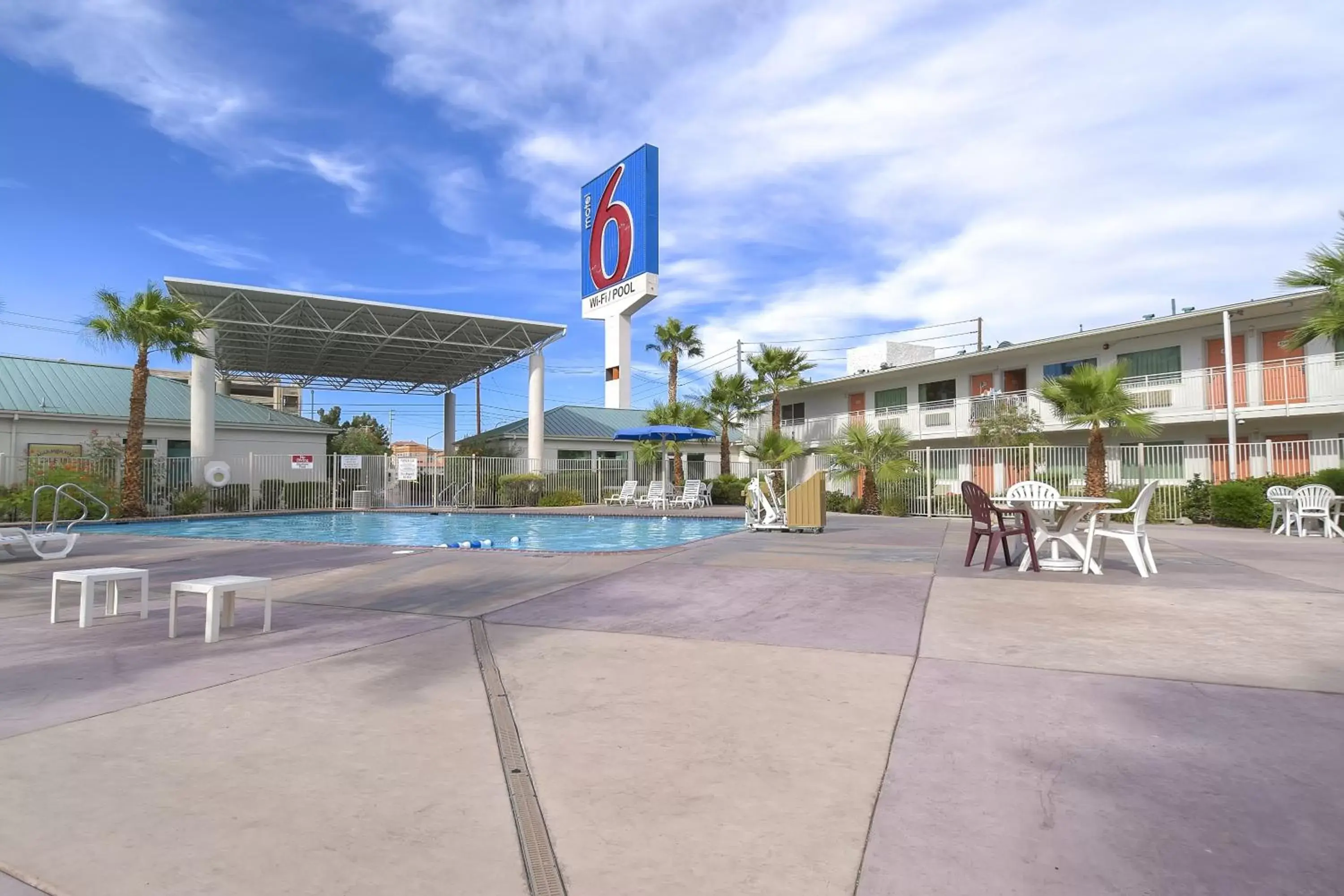 Swimming pool, Property Building in Motel 6-Las Vegas, NV - Tropicana