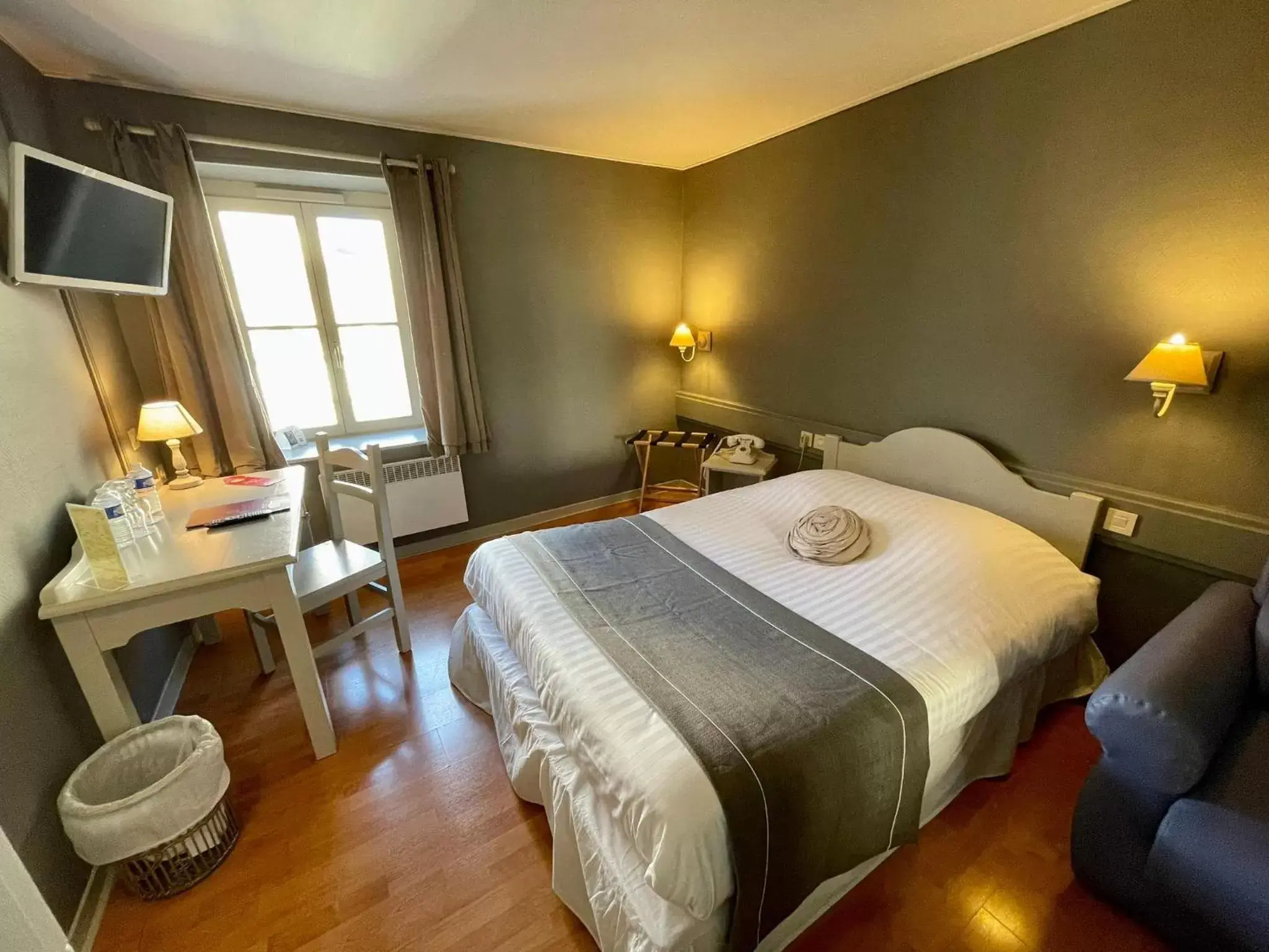 Bedroom, Bed in The Originals City, Hôtel de la Balance, Montbéliard