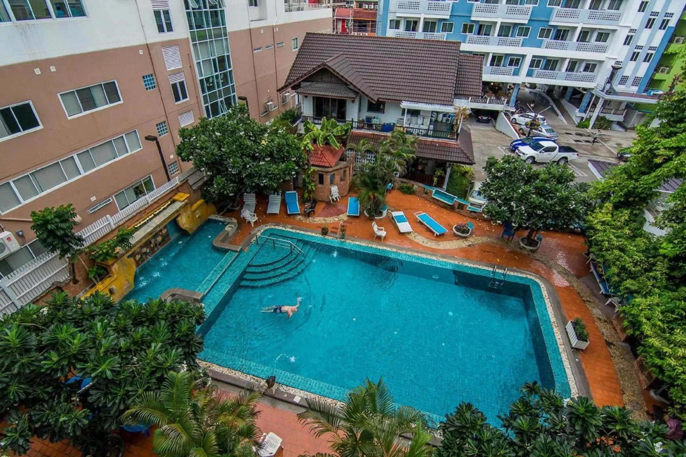 Swimming pool in Sutus Court 3