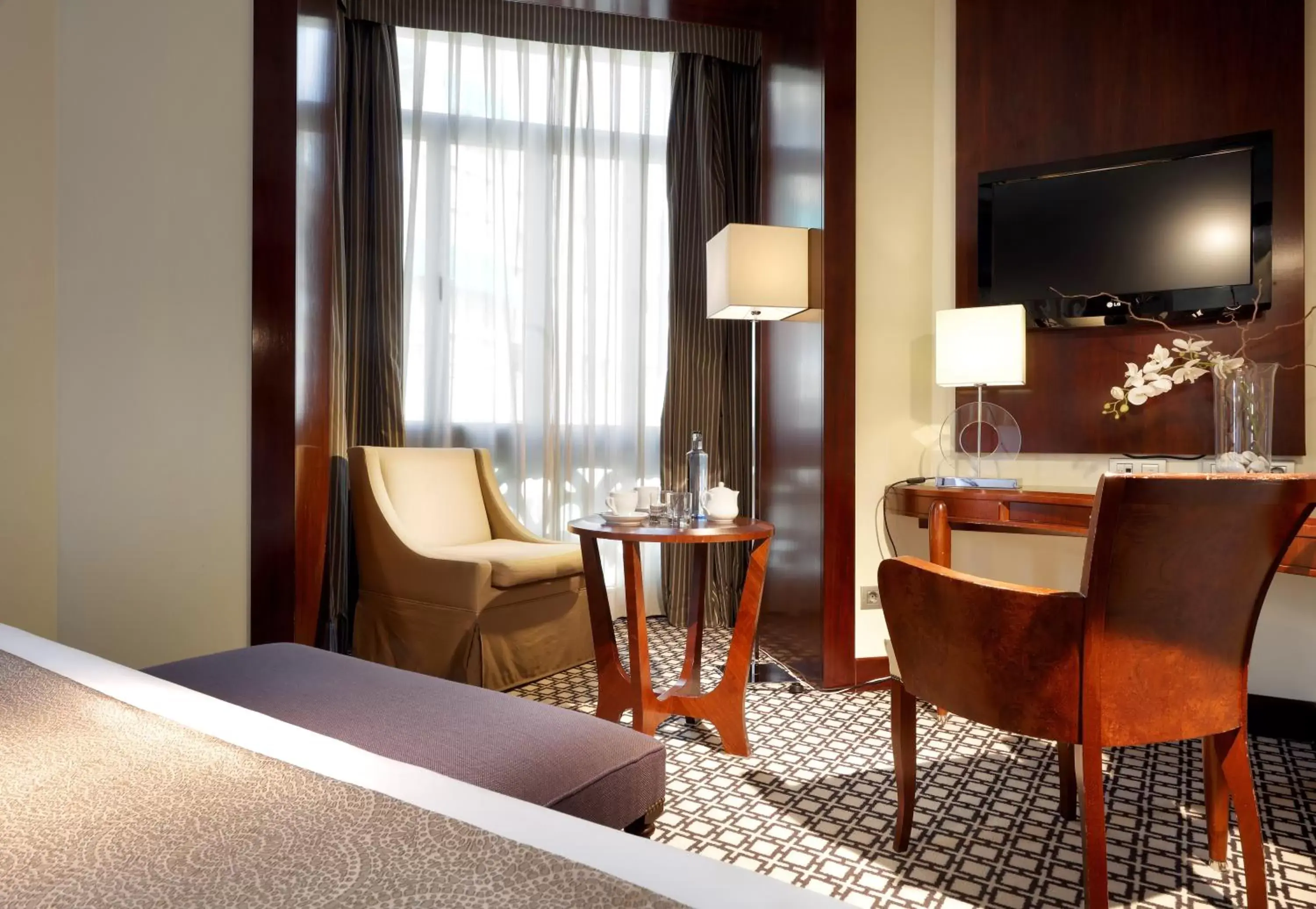 Bed, TV/Entertainment Center in Eurostars Gran Via