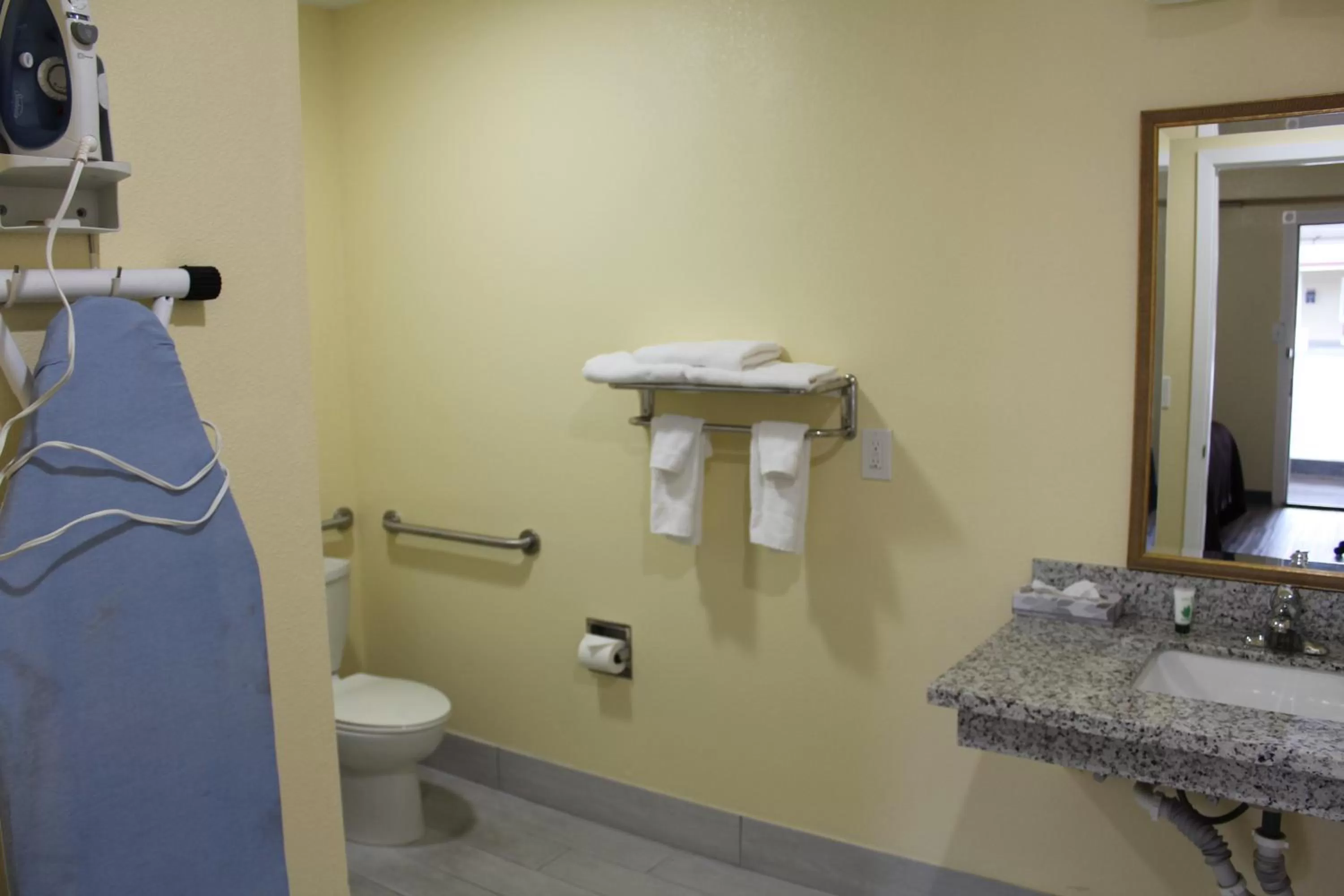 Toilet in Rodeway Inn Medford South I-5