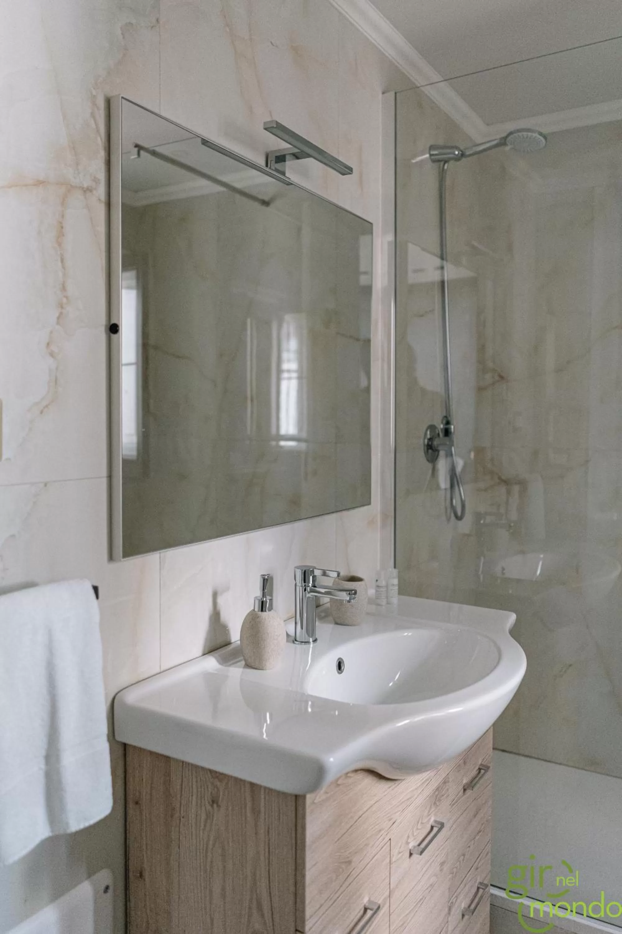 Shower in Giro nel mondo